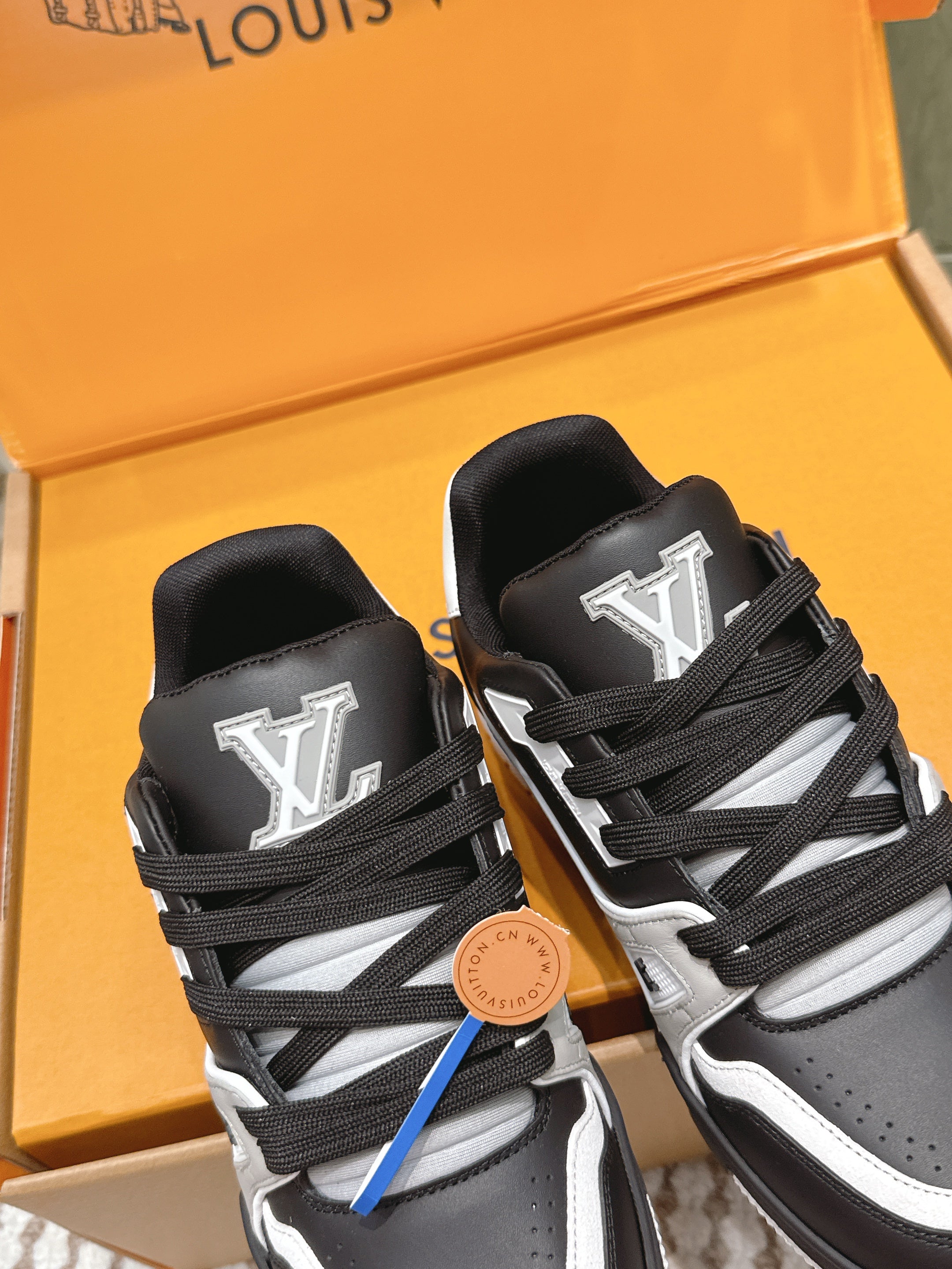 LV 26ss Trainer Sneakers Black White Cowhide 657925