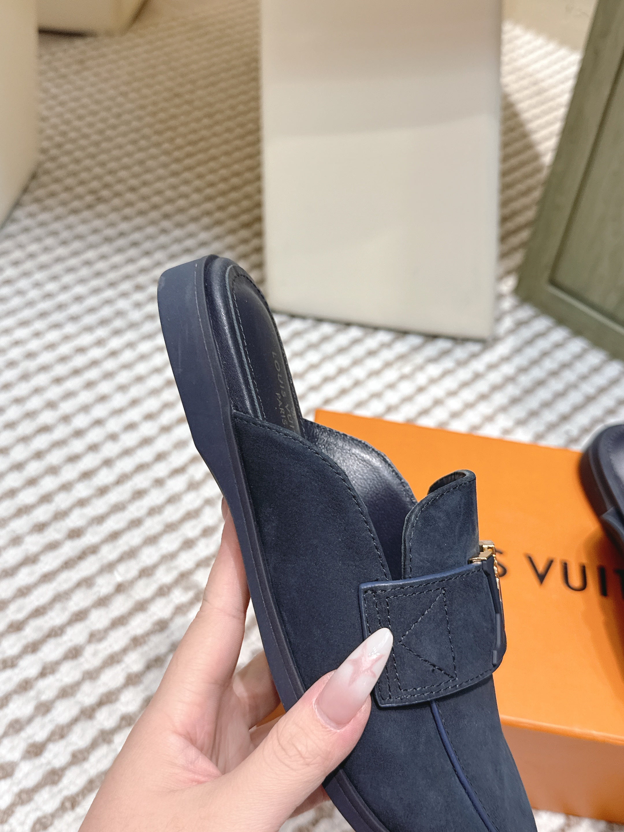 LV 26ss Mule Navy Blue Suede 657813