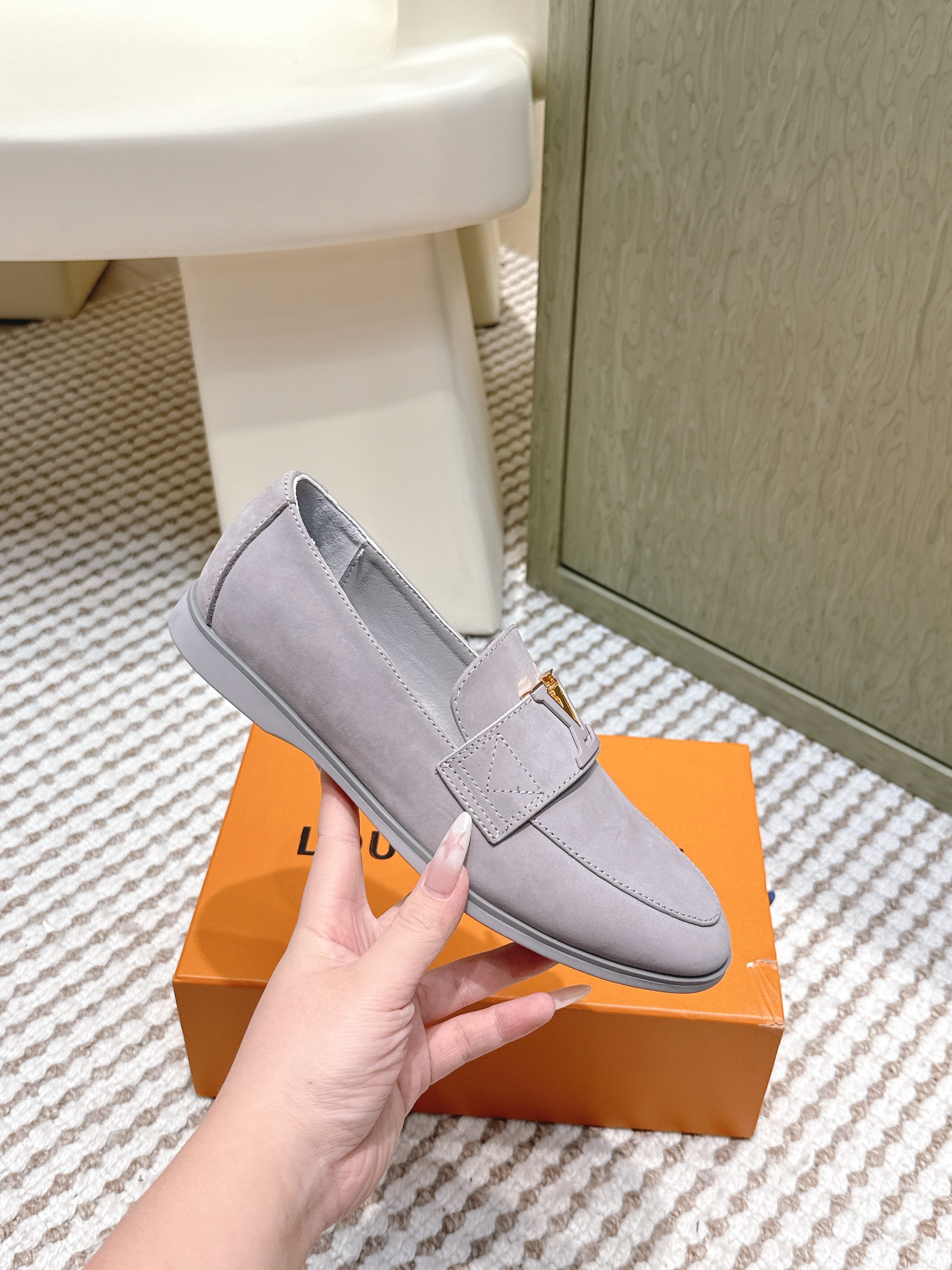LV 26ss Loafers Gray Suede 657815