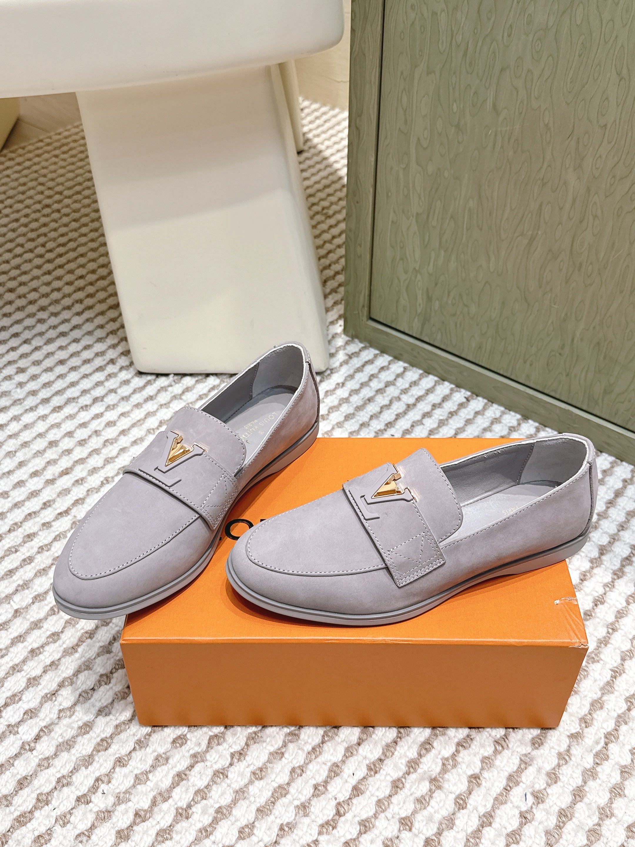 LV 26ss Loafers Gray Suede 657815
