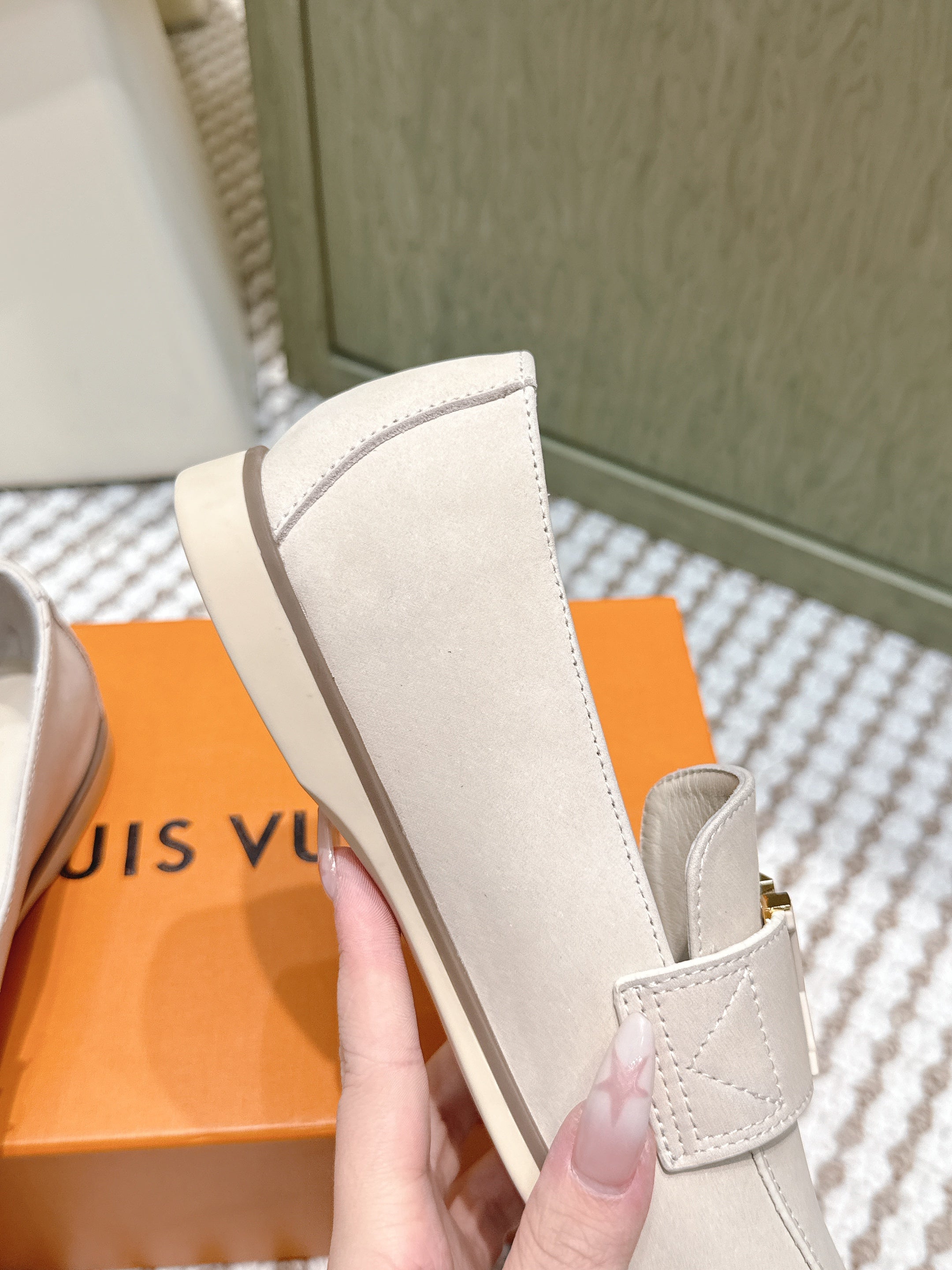 LV 26ss Loafers Beige Suede 657817