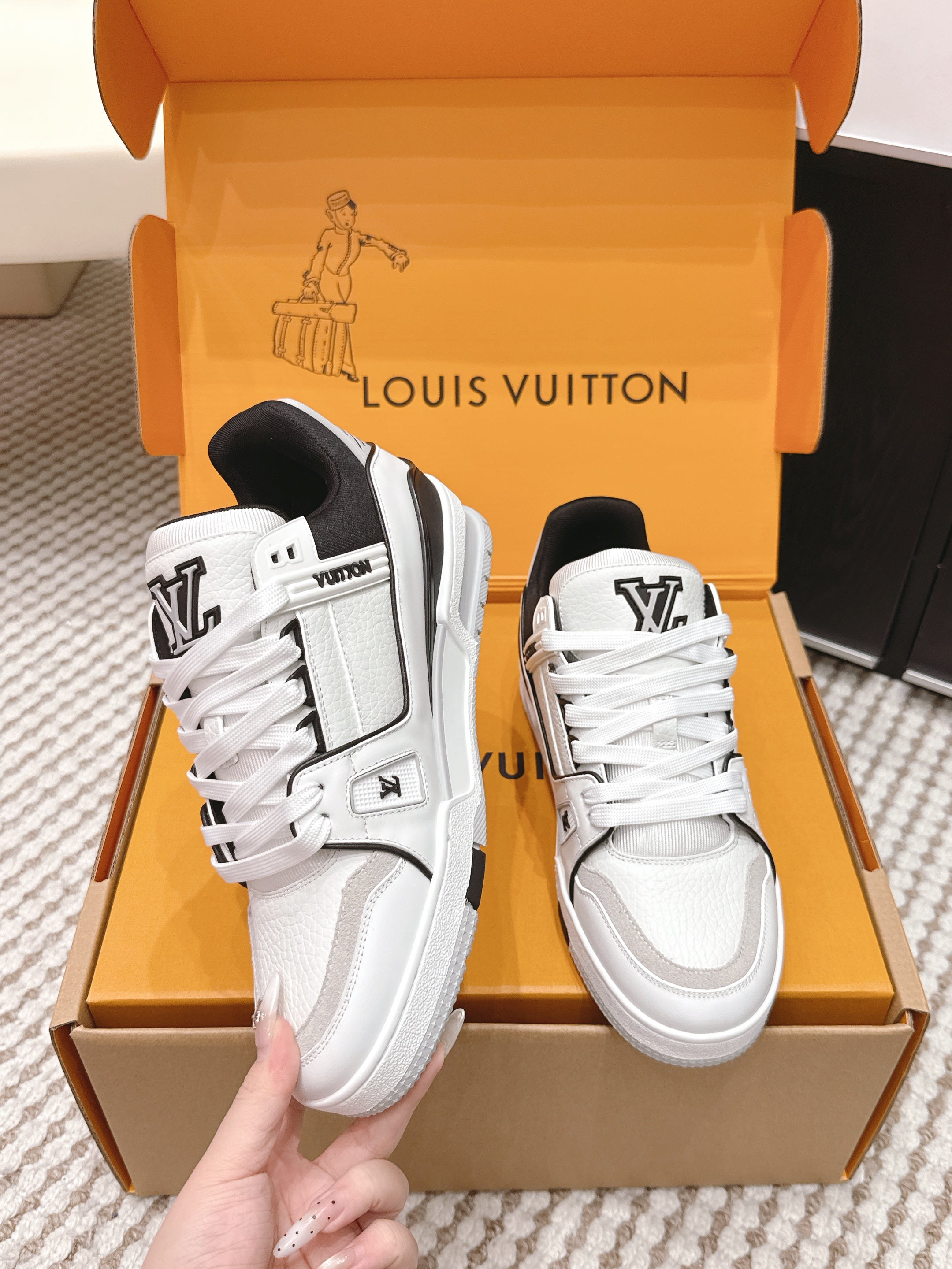 LV 26ss Trainer Sneakers White Black Cowhide 657928