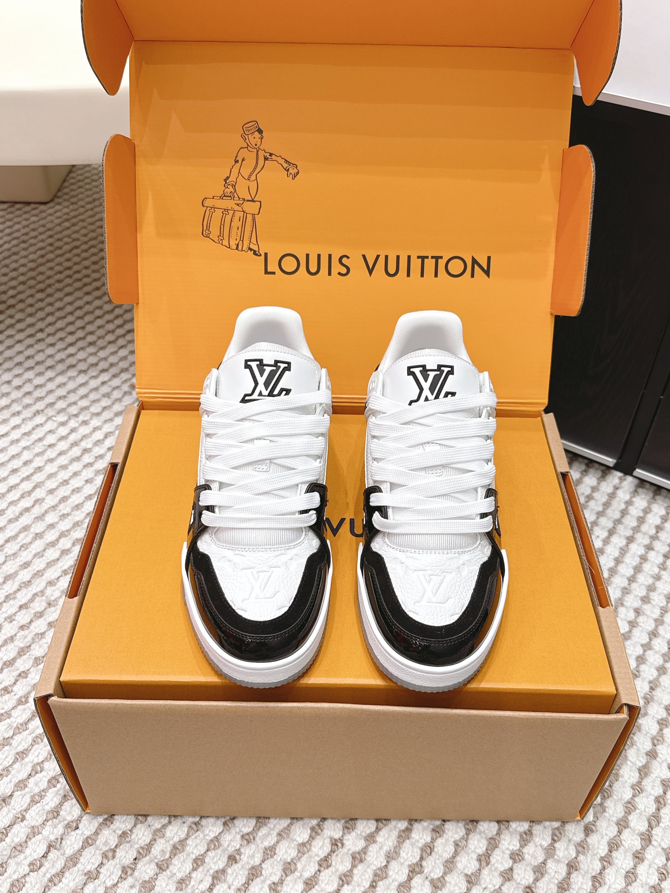 LV 26ss Trainer Sneakers White Black Patent Leather Cowhide 657929