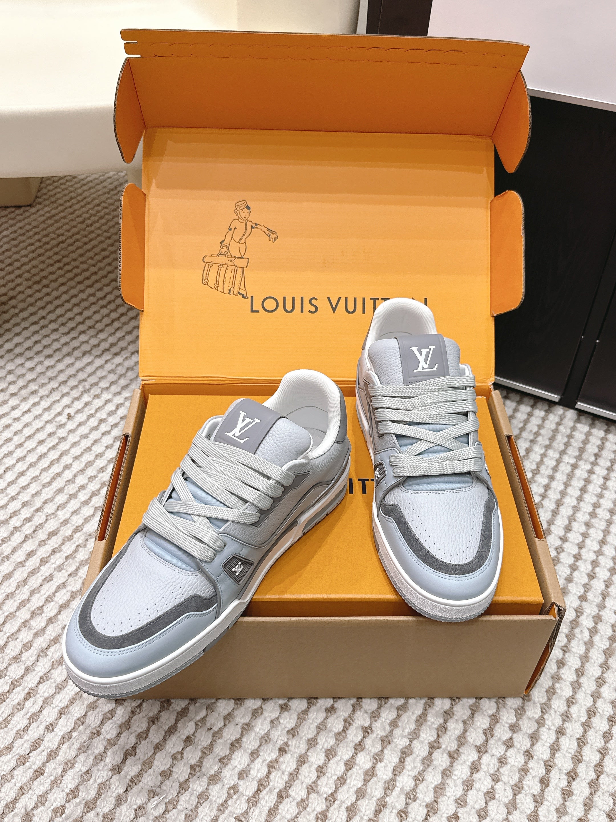 LV 26ss Trainer Sneakers Gray Cowhide 657938