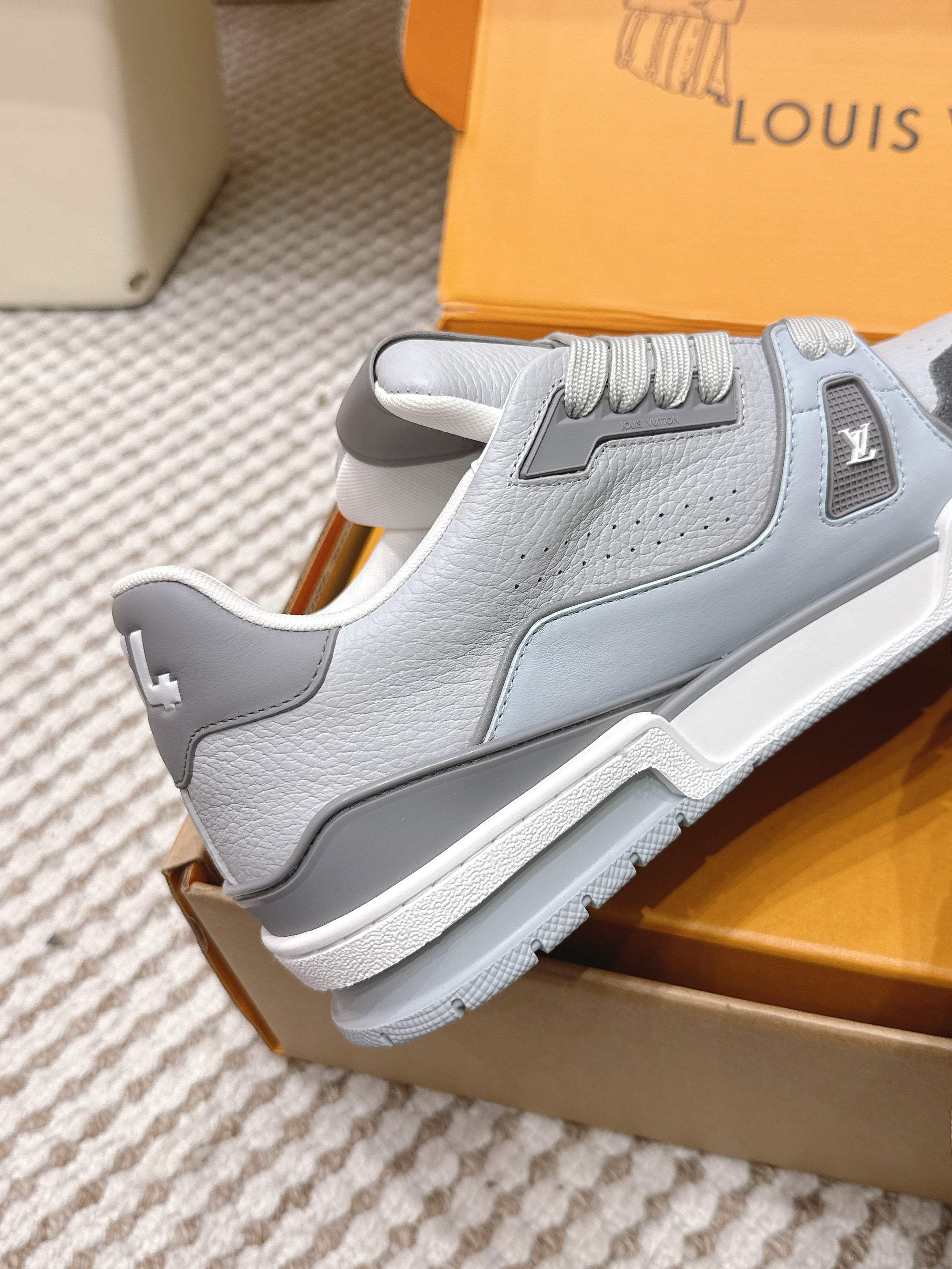 LV 26ss Trainer Sneakers Gray Cowhide 657938
