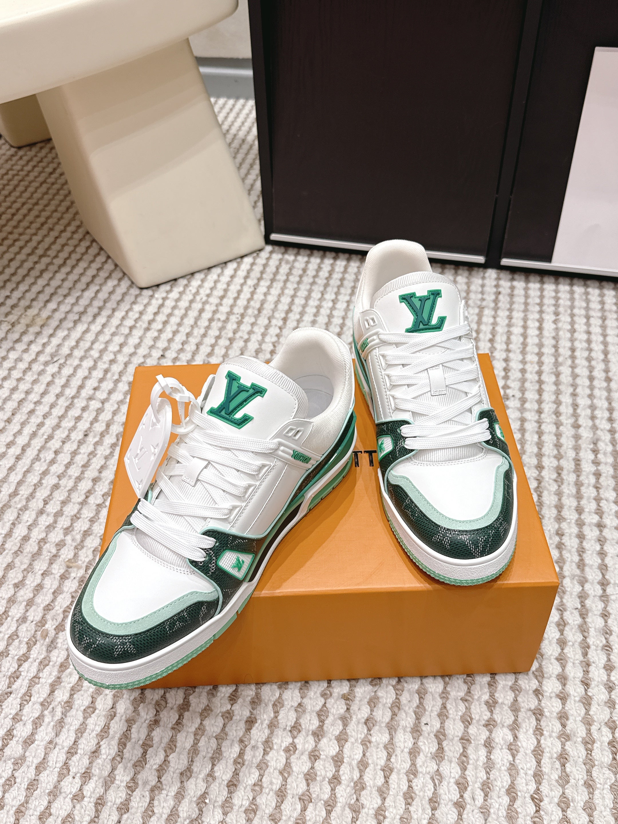 LV 26ss Trainer Sneakers White Dark Green Cowhide 632427