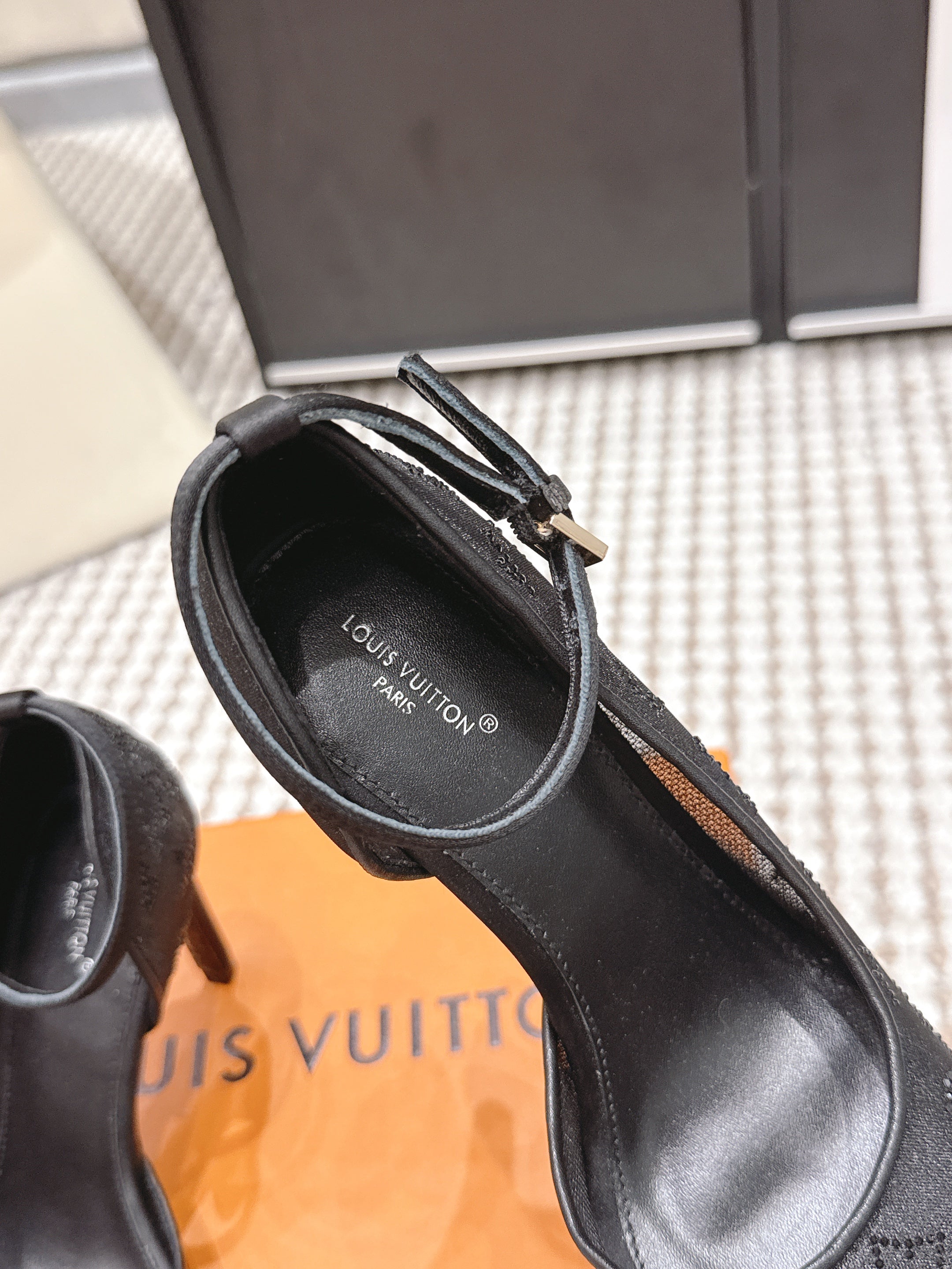 LV 26ss Peep-Toe Sandals 85 Black Mesh 663222