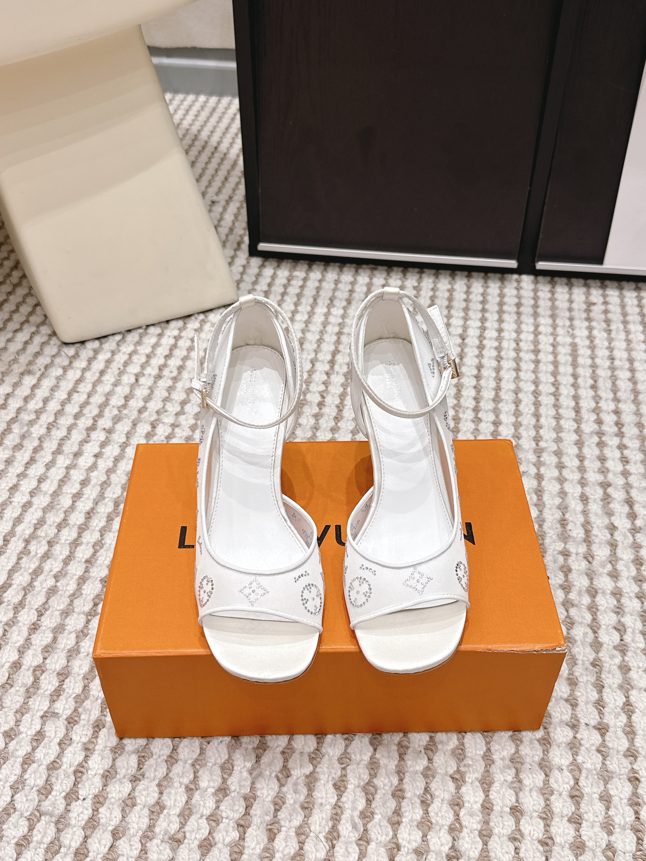 LV 26ss Peep-Toe Sandals 85 White Mesh 663223
