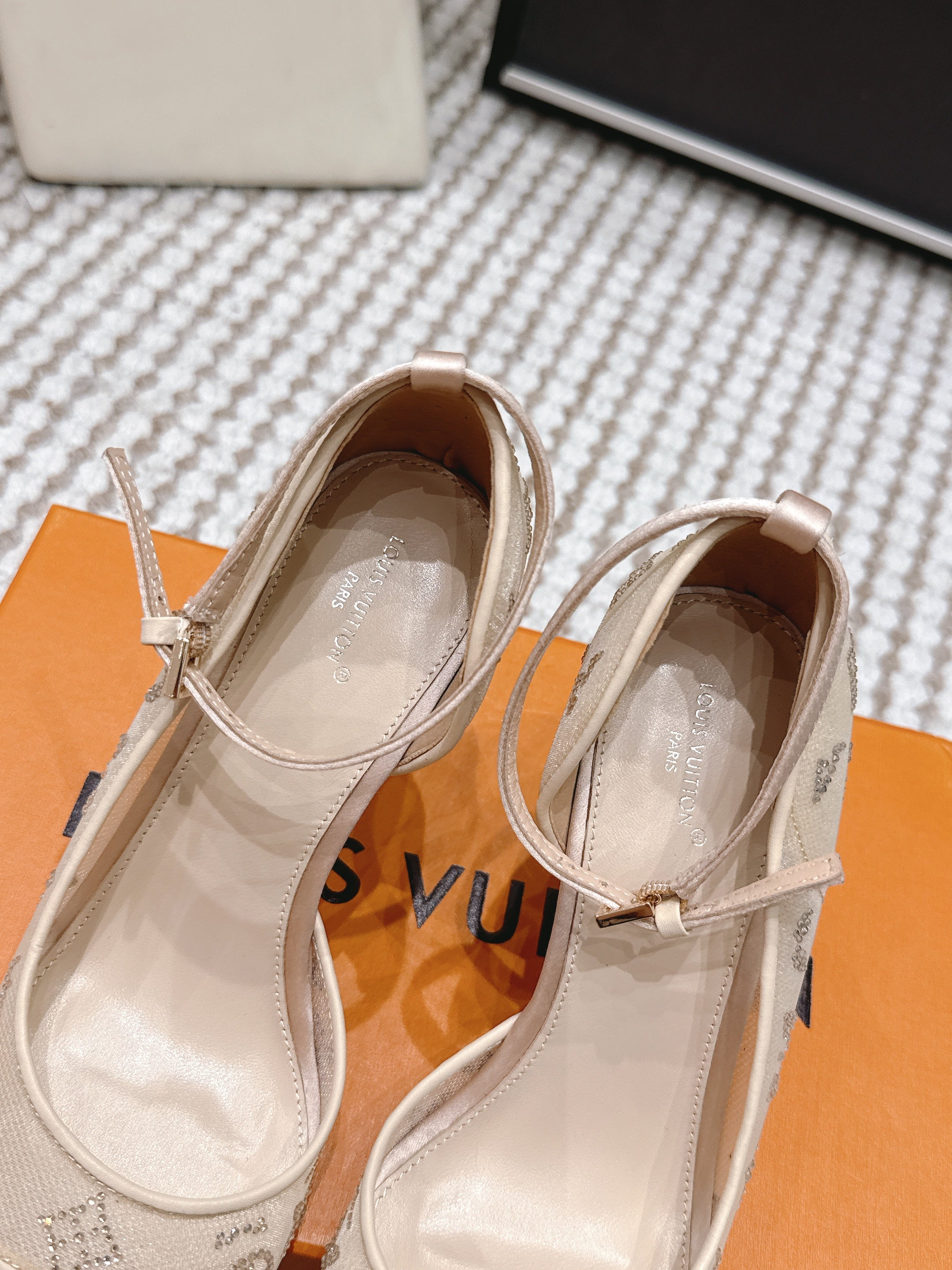 LV 26ss Peep-Toe Sandals 85 Beige Mesh 663224