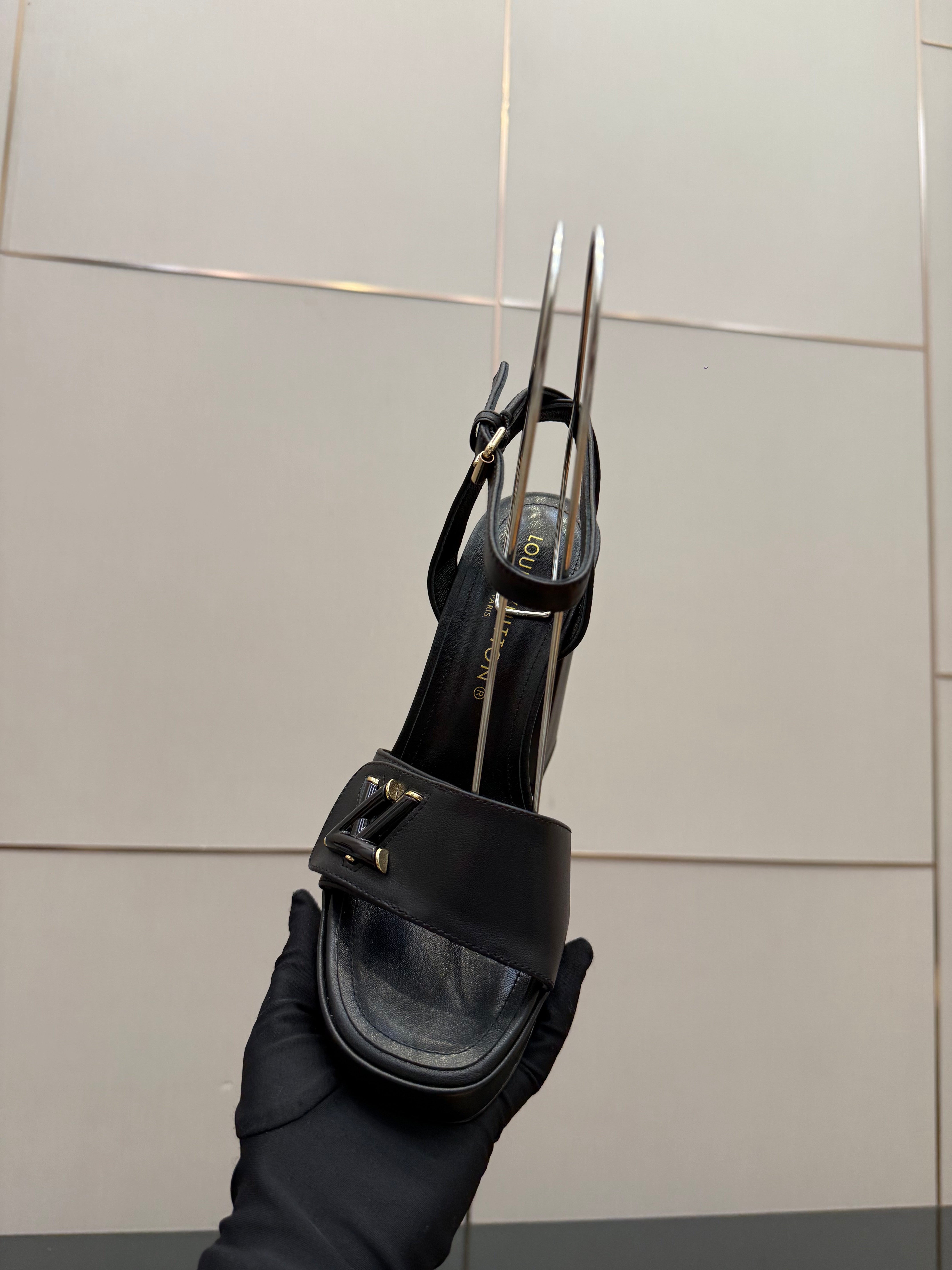 LV 26ss Platform Sandals 110 Black Leather 629619