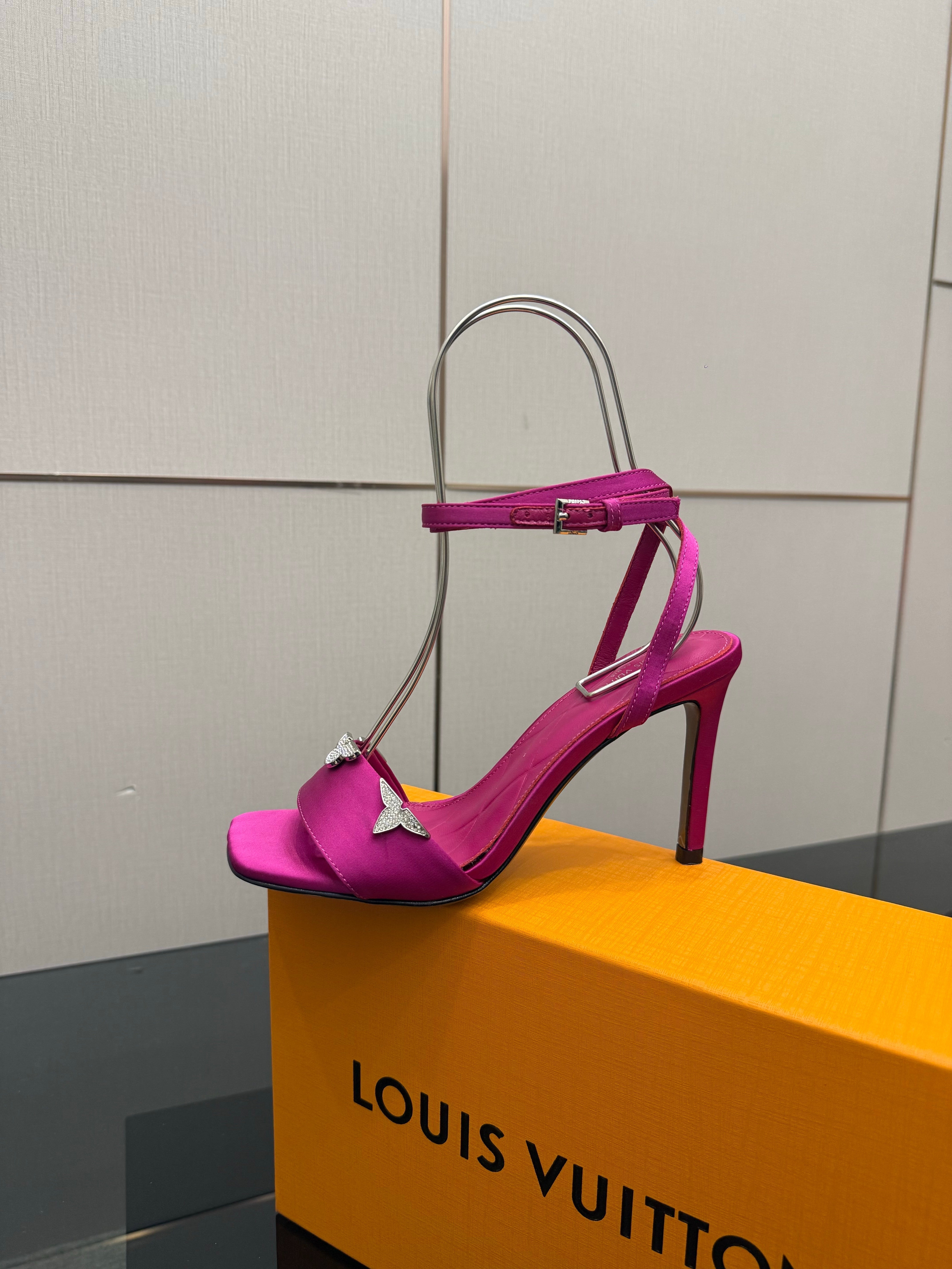 LV 26ss High Heeled Sandals 100 Fuchsia Pink Satin Leather 629625
