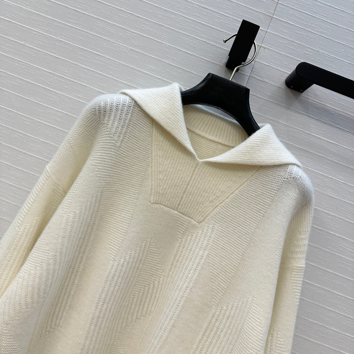 HM 25 White Cashmere Jacquard Sweater 02654