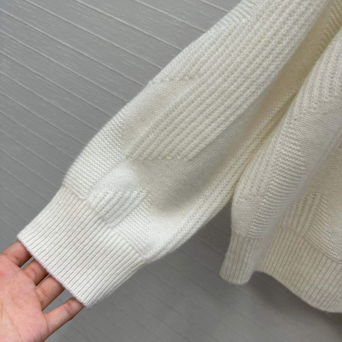 HM 25 White Cashmere Jacquard Sweater 02654