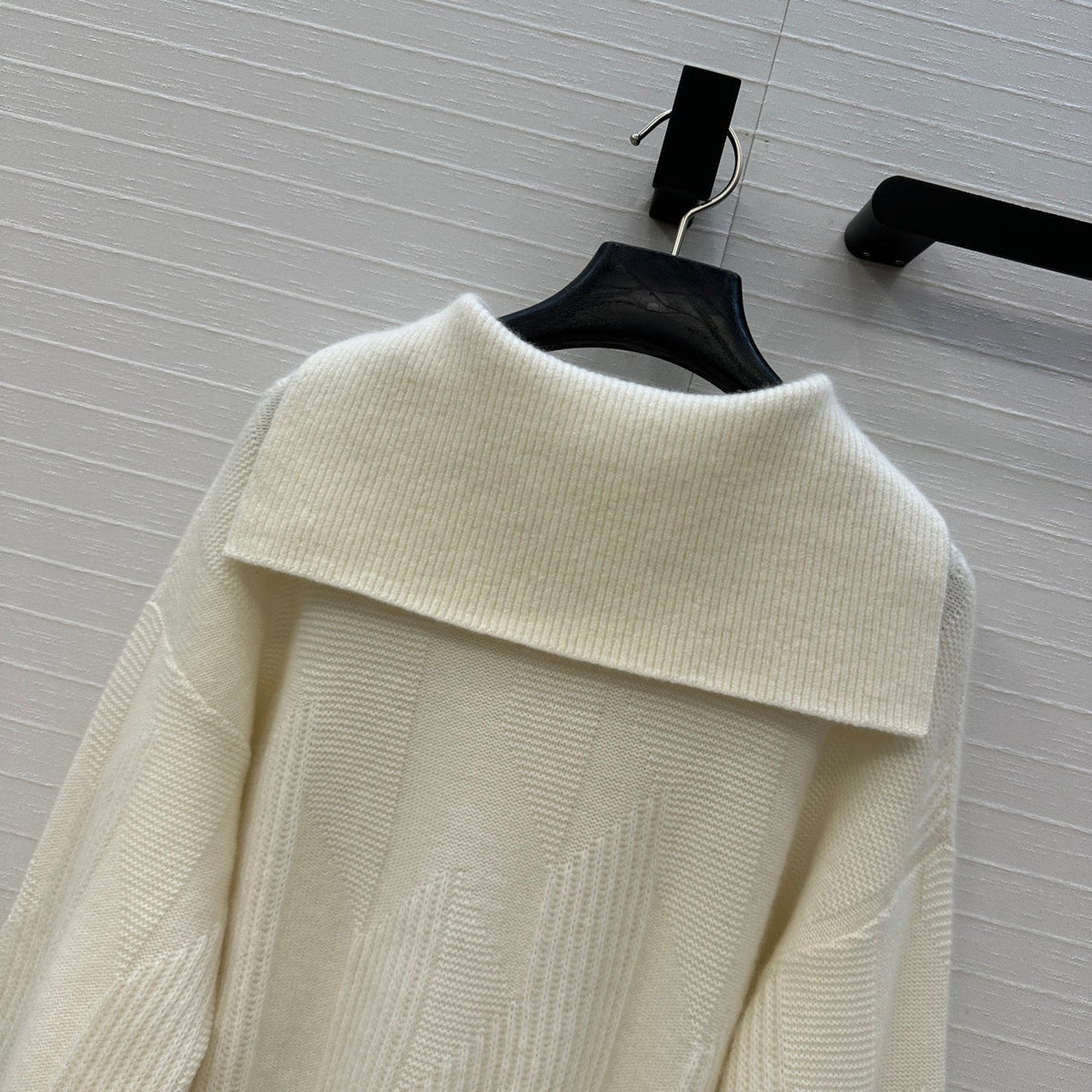 HM 25 White Cashmere Jacquard Sweater 02654