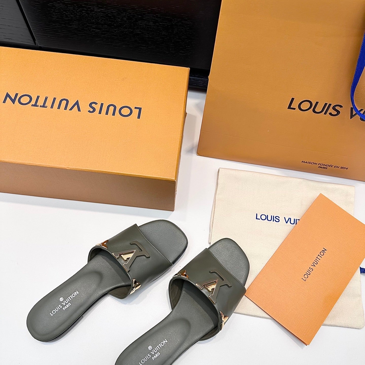 LV 26s V-Buck Sandals Moss Green Calfskin 622399