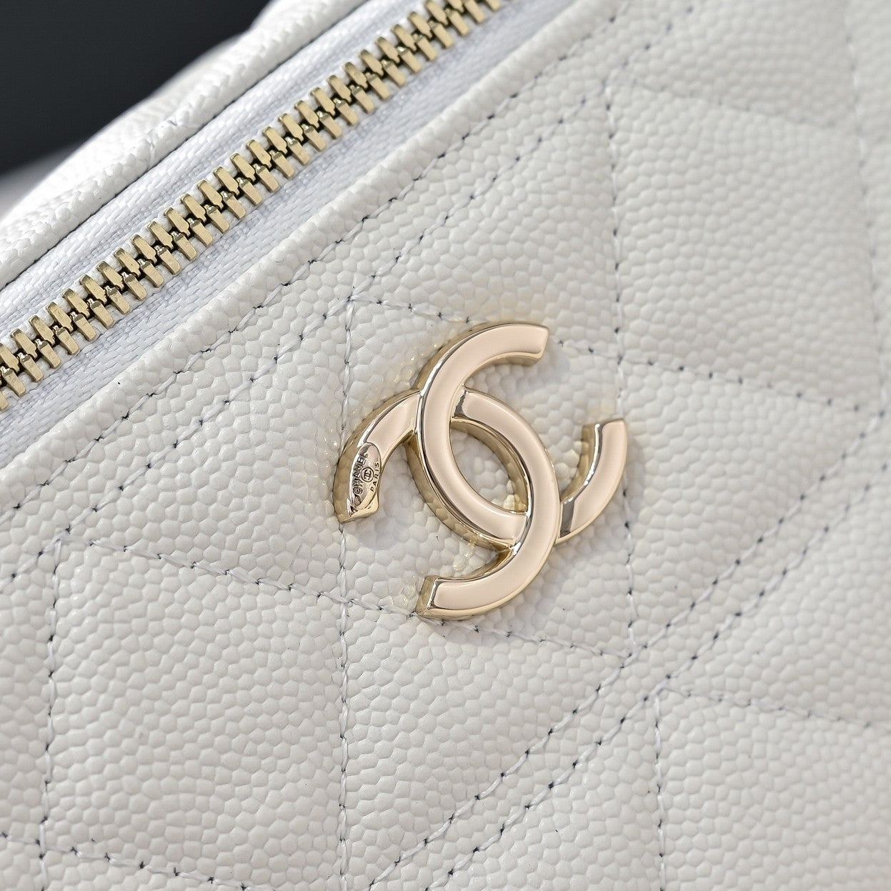CC 25C Vanity Top Handle 17cm White Grained Calfskin Light Gold Hardware