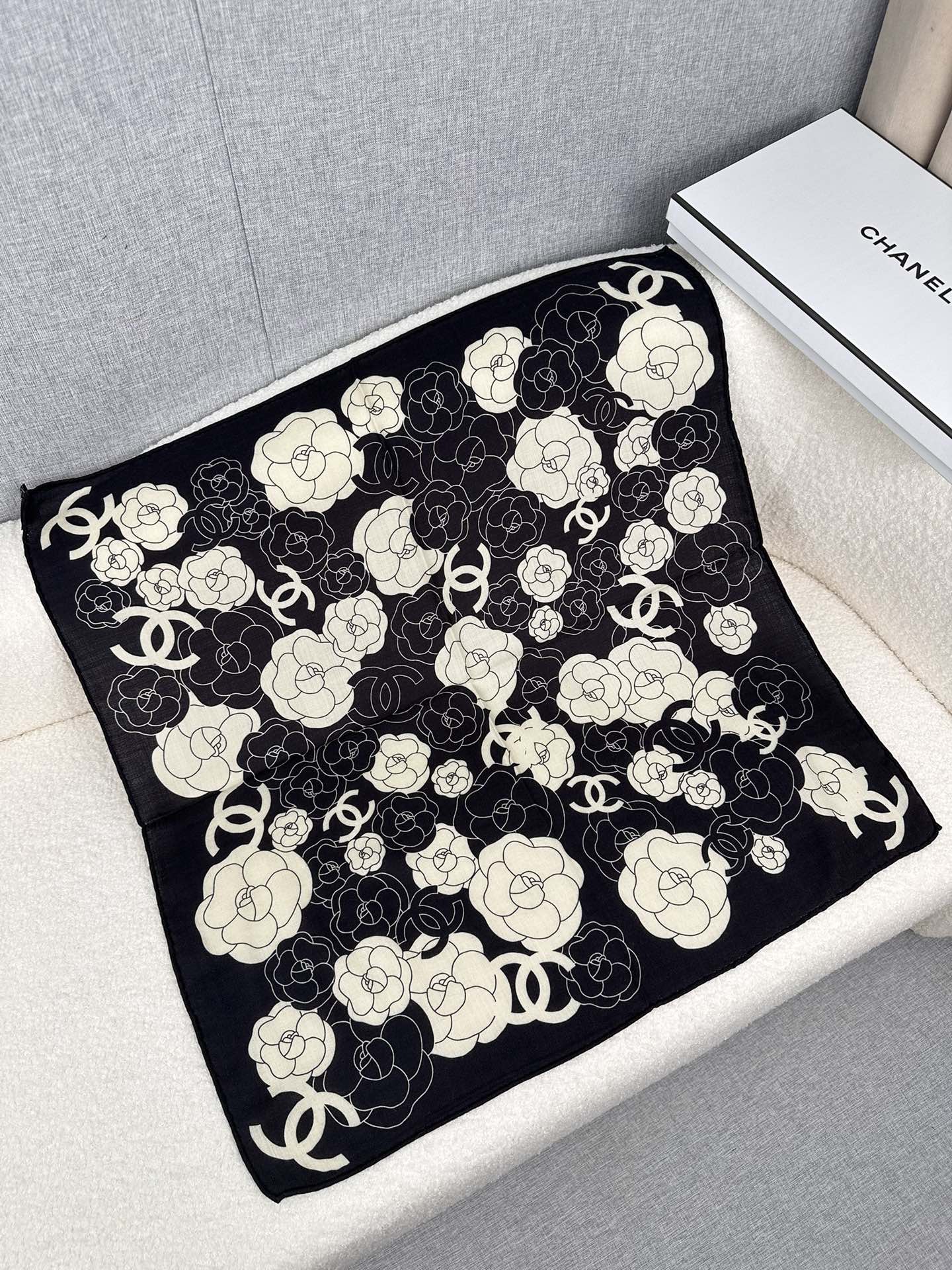CC Square Scarf 70 CM In Black Mix White Ivory Camellia Cashmere And Silk 367381