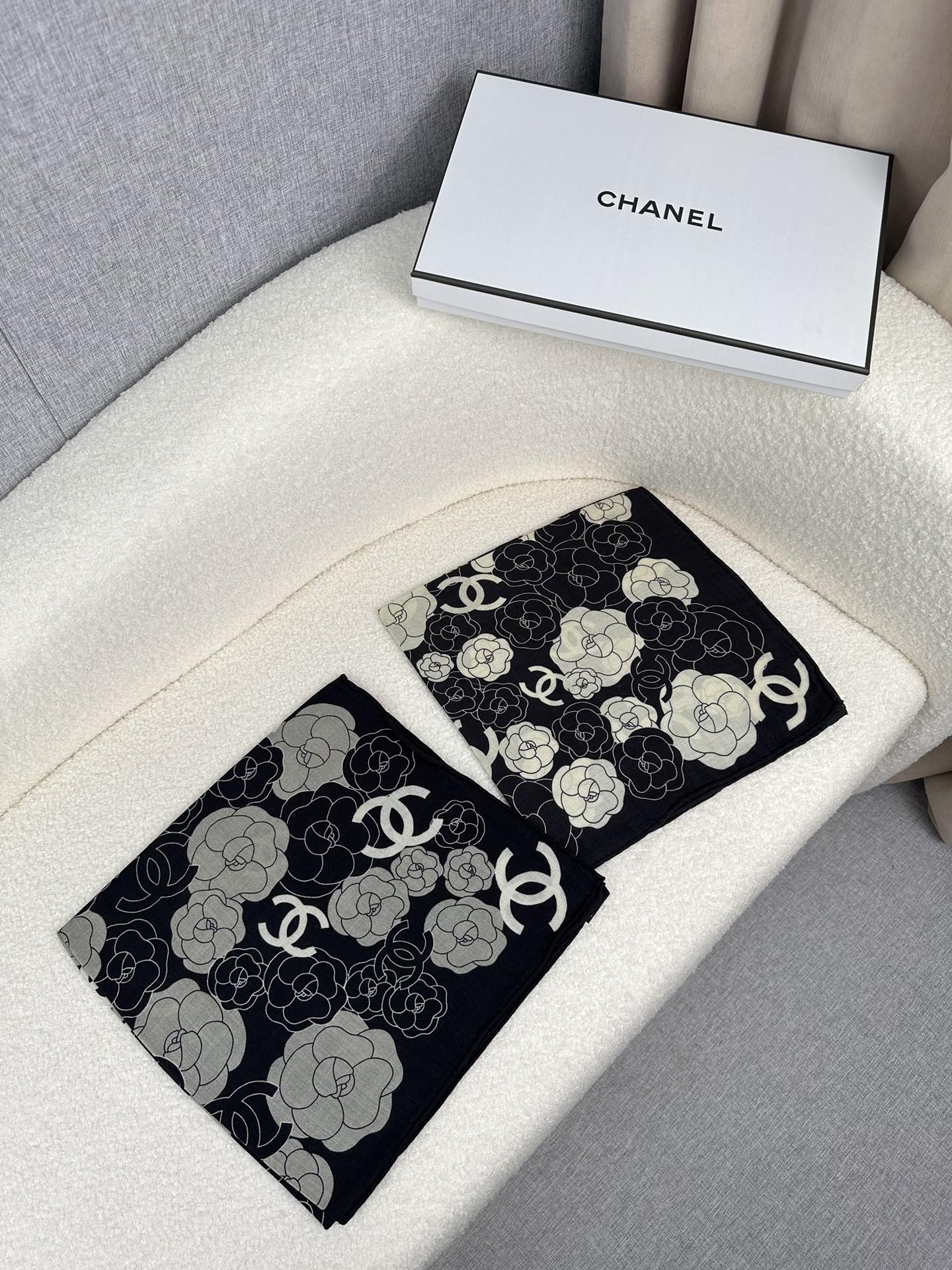 CC Square Scarf 70 CM In Black Mix White Ivory Camellia Cashmere And Silk 367381