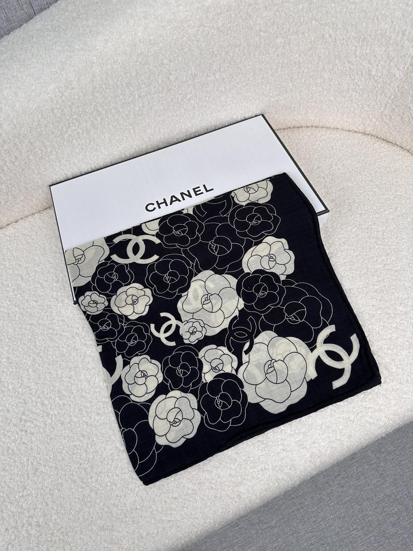 CC Square Scarf 70 CM In Black Mix White Ivory Camellia Cashmere And Silk 367381
