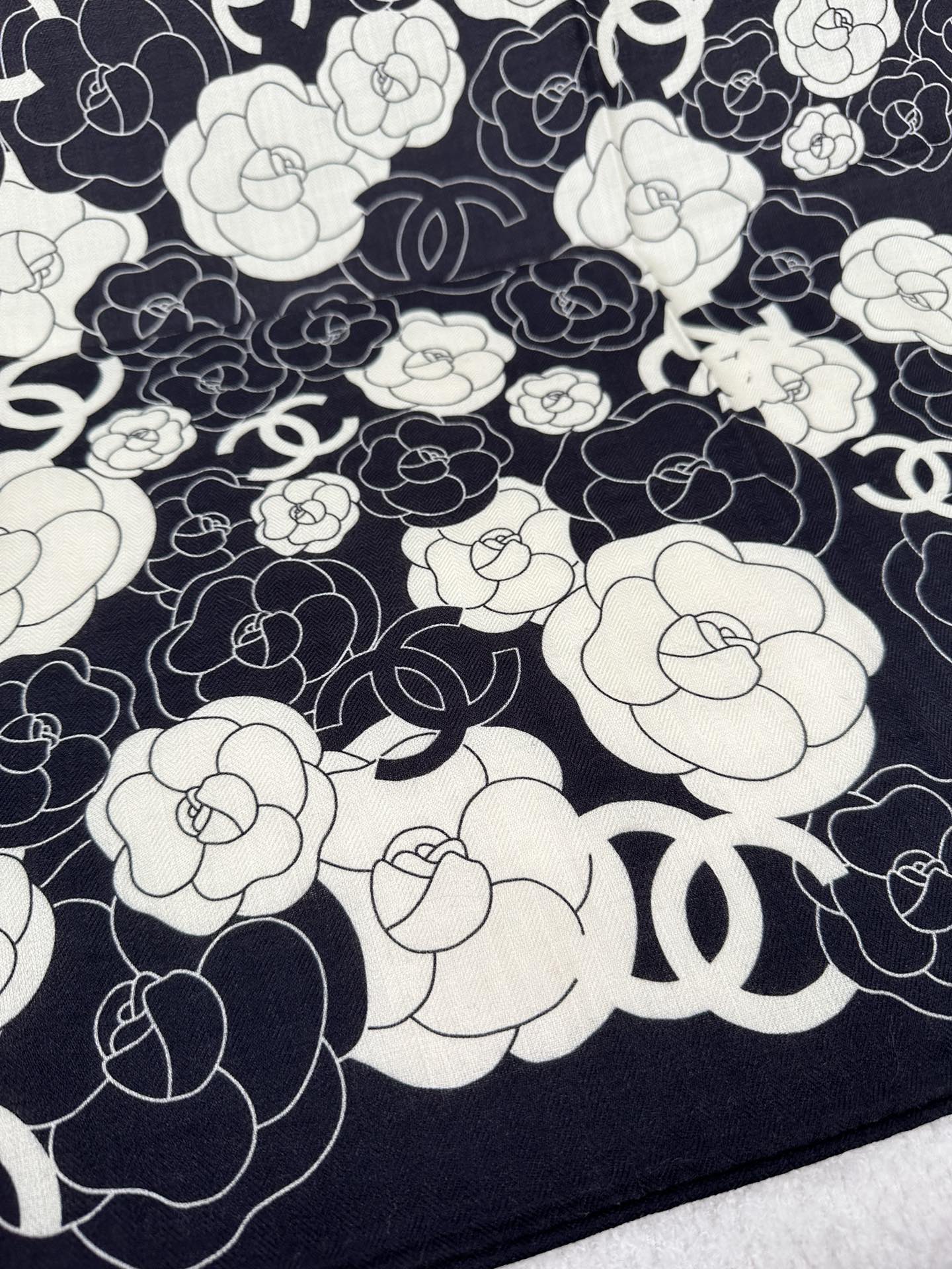 CC Square Scarf 70 CM In Black Mix White Ivory Camellia Cashmere And Silk 367381