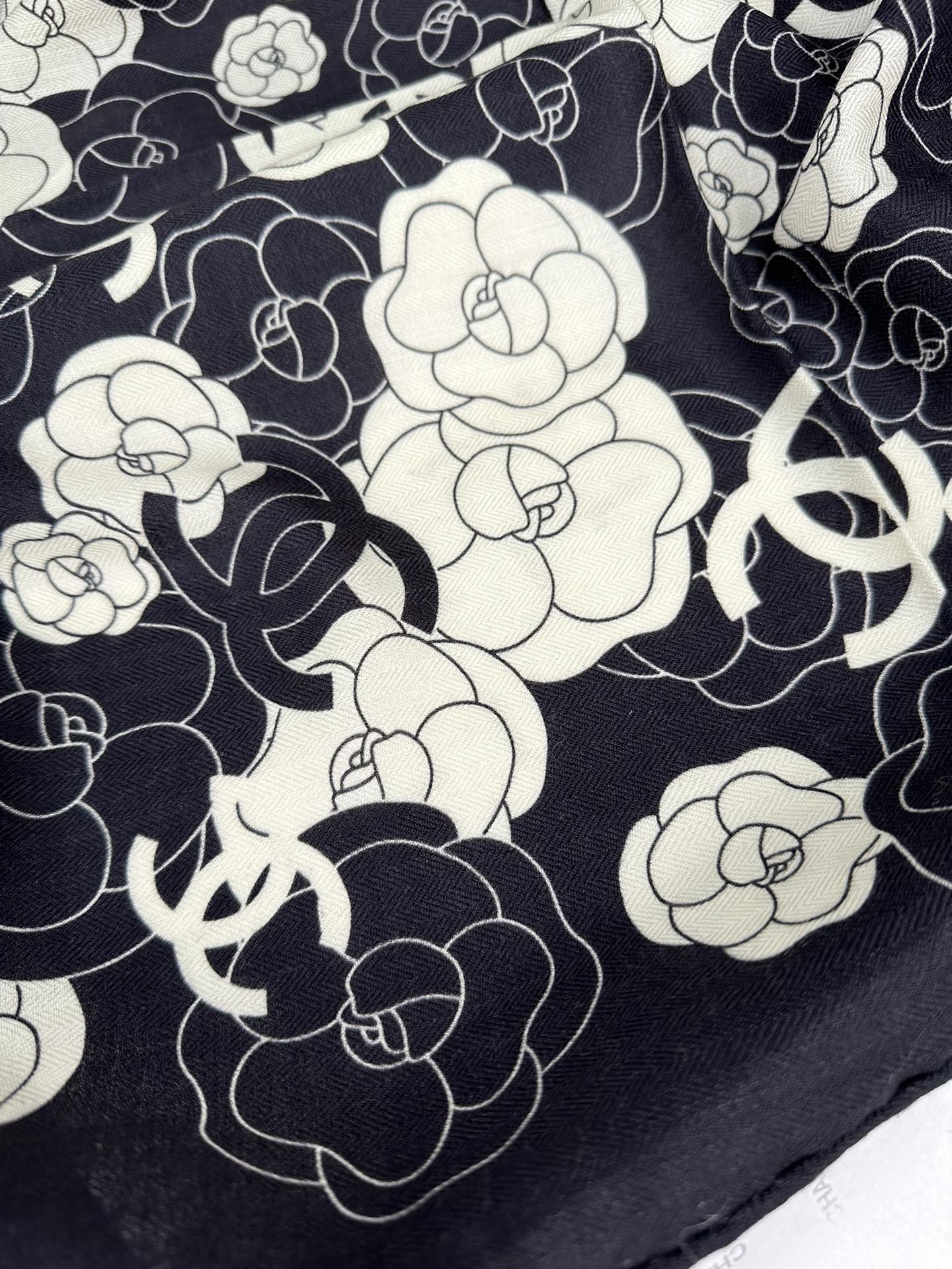 CC Square Scarf 70 CM In Black Mix White Ivory Camellia Cashmere And Silk 367381