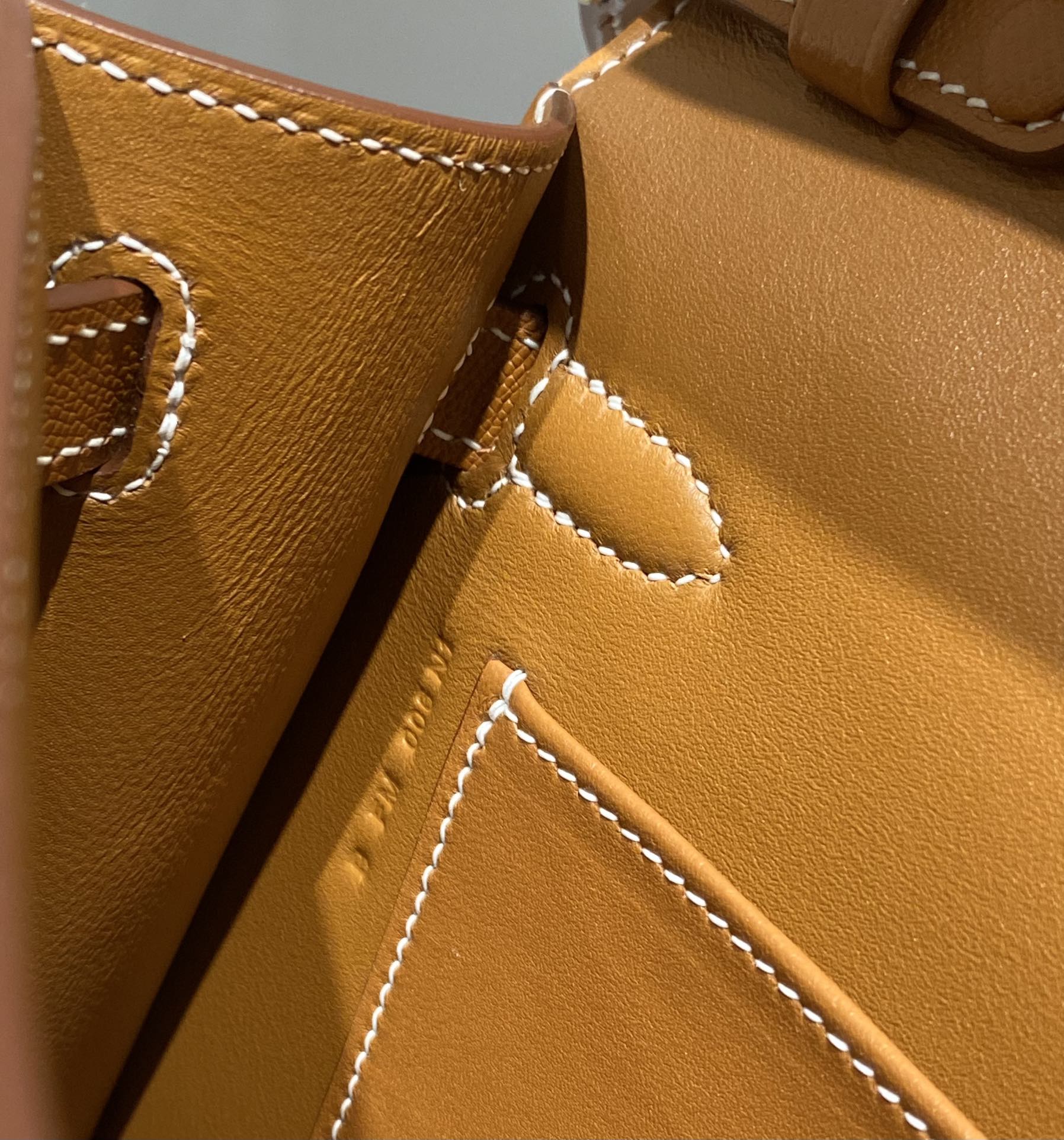 HM Kelly Elan 27cm Gold Leather Ghw