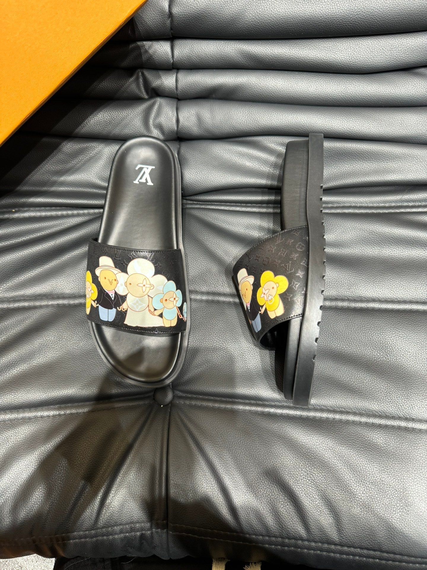 LV SLIPPERS IN BLACK MONOGRAM CALFSKIN
