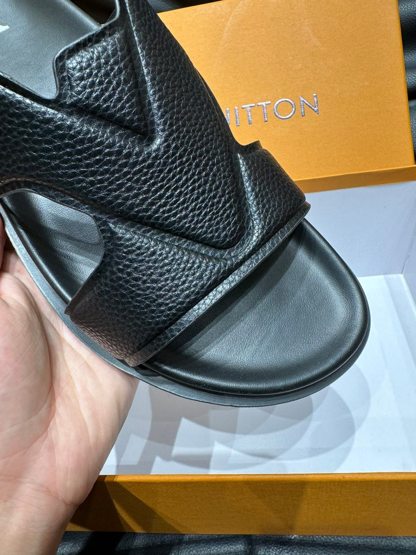 LV OASIS MULE IN BLACK CALFSKIN