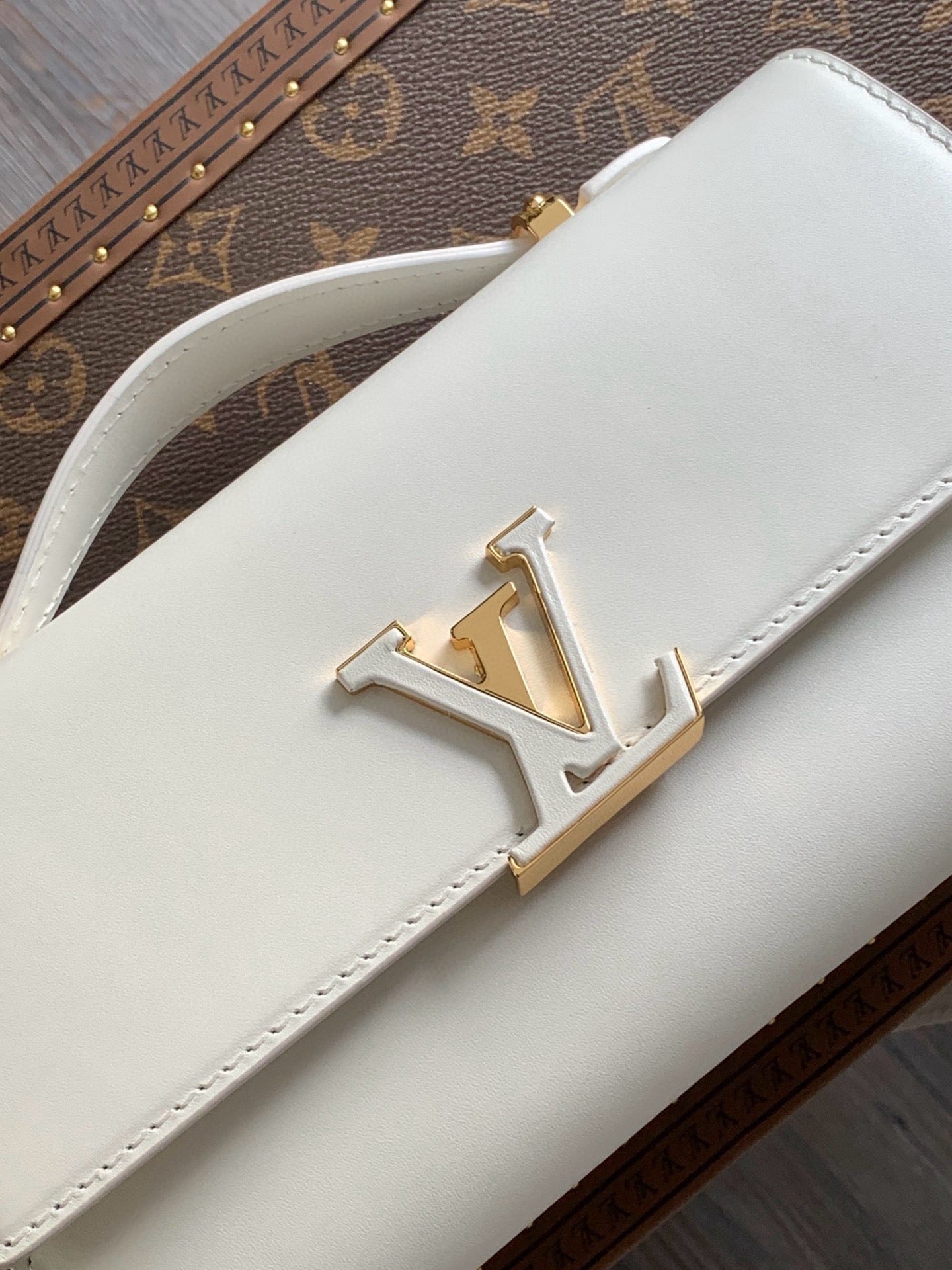 Wallet On Chain Capucines handbag White Cowhide 250408