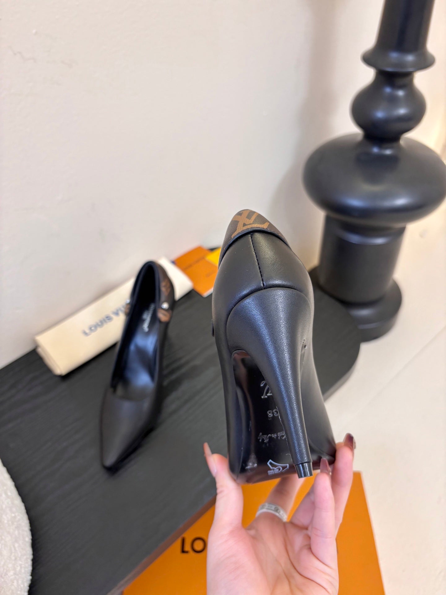 LV 26ss High Heeled Pump 90 Black Sheepskin 627235