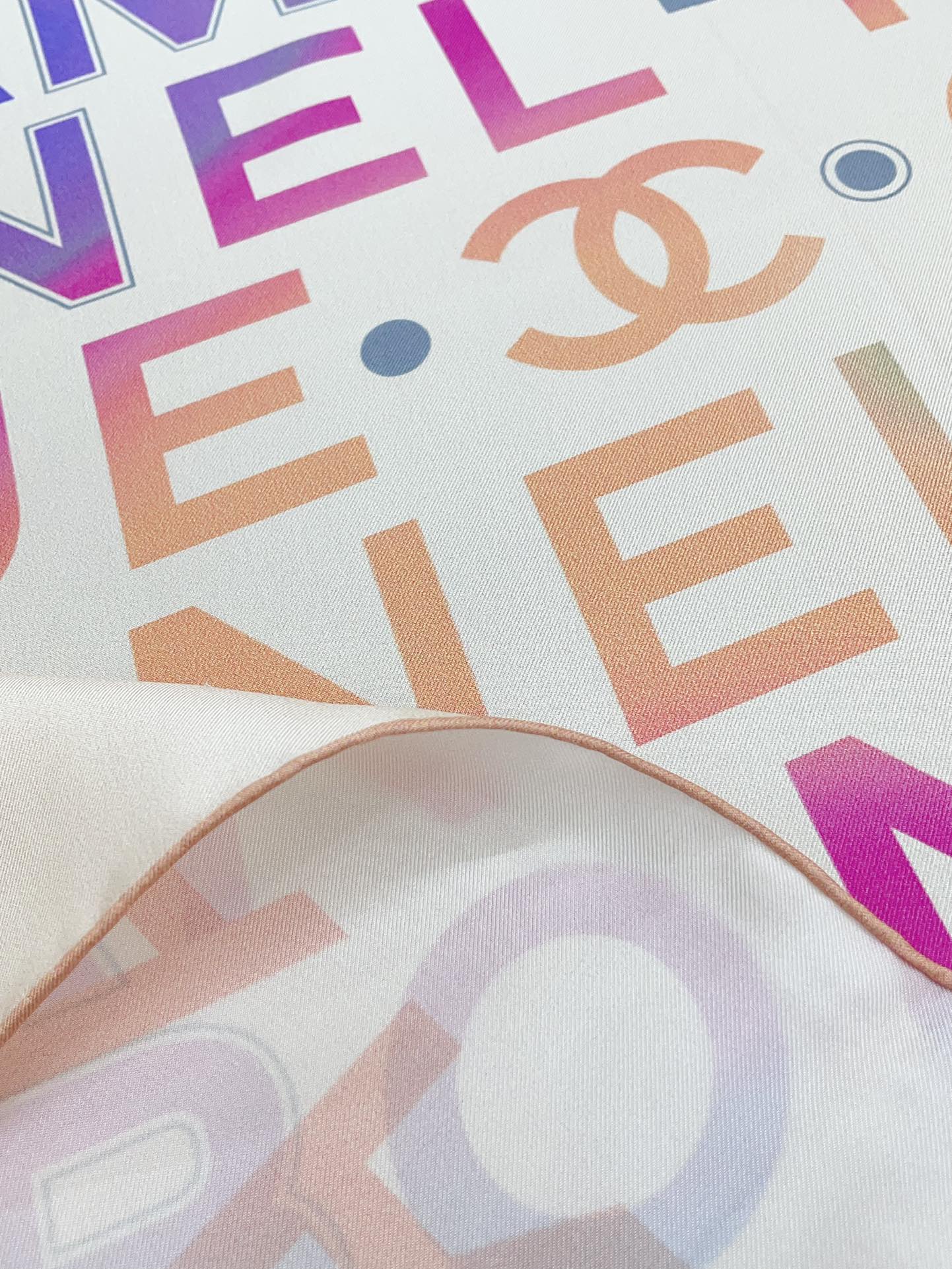CC Square Scarf 90 CM In White Colorful Silk Twill 174877