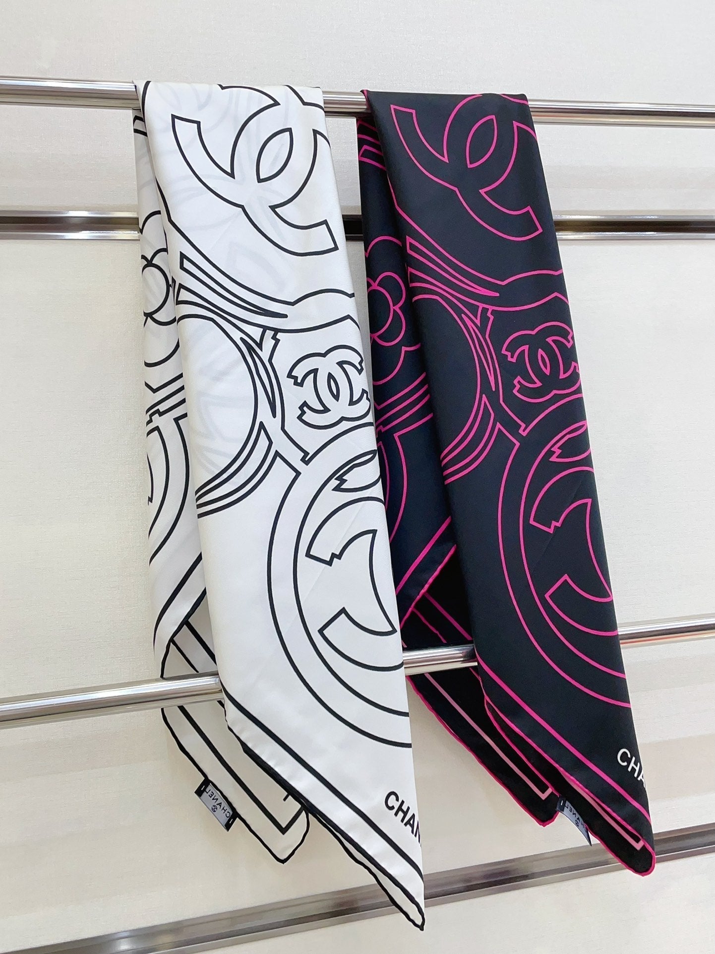 CC Square Scarf 90 CM In Black Mix Pink Silk Twill 187438