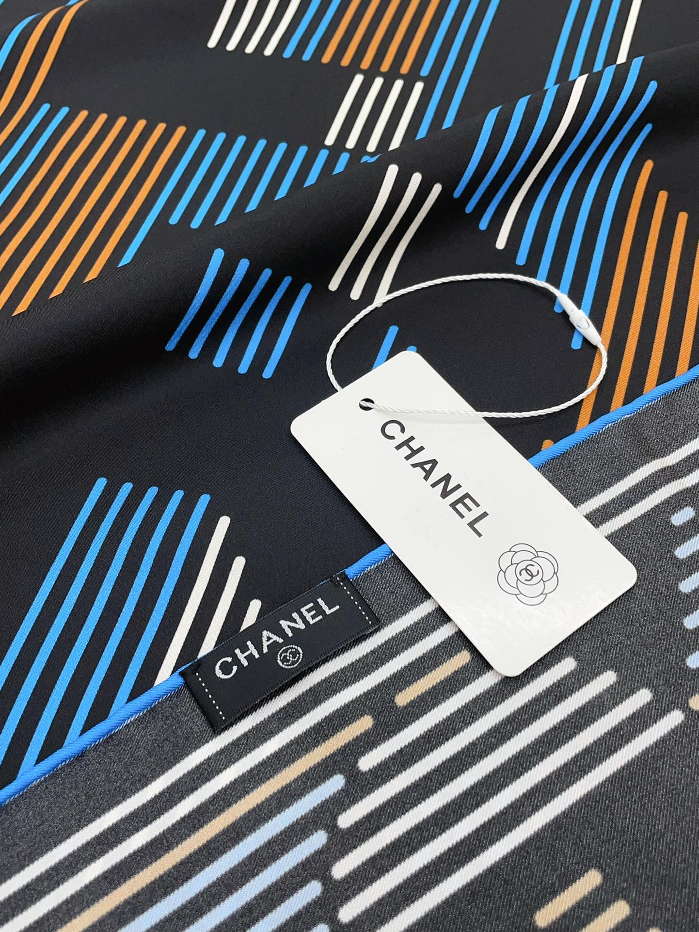 CC Square Scarf 90 CM In Colorful Silk Twill 190035