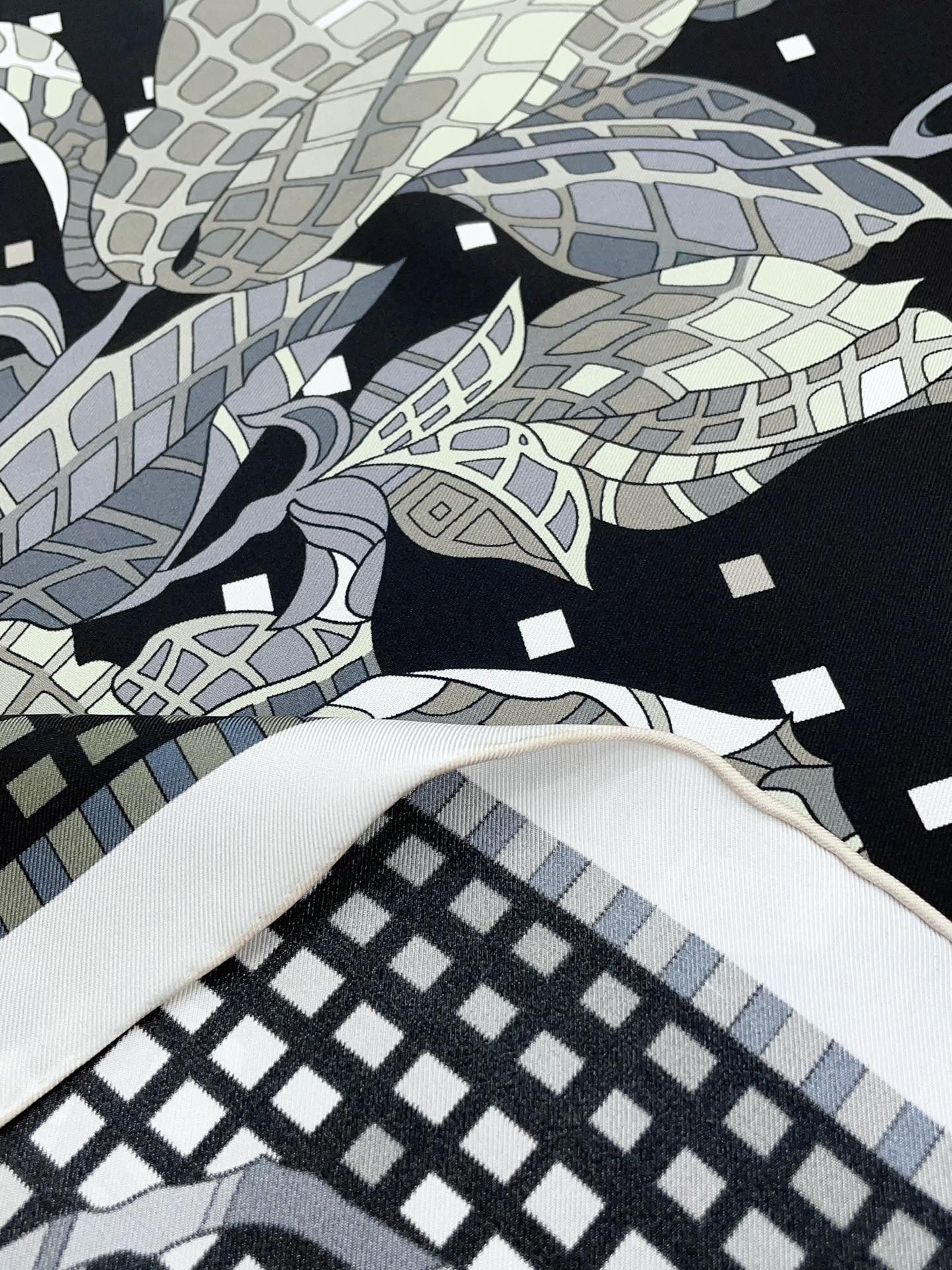 CC Square Scarf 90 CM In Black Camellia Silk Twill  193837