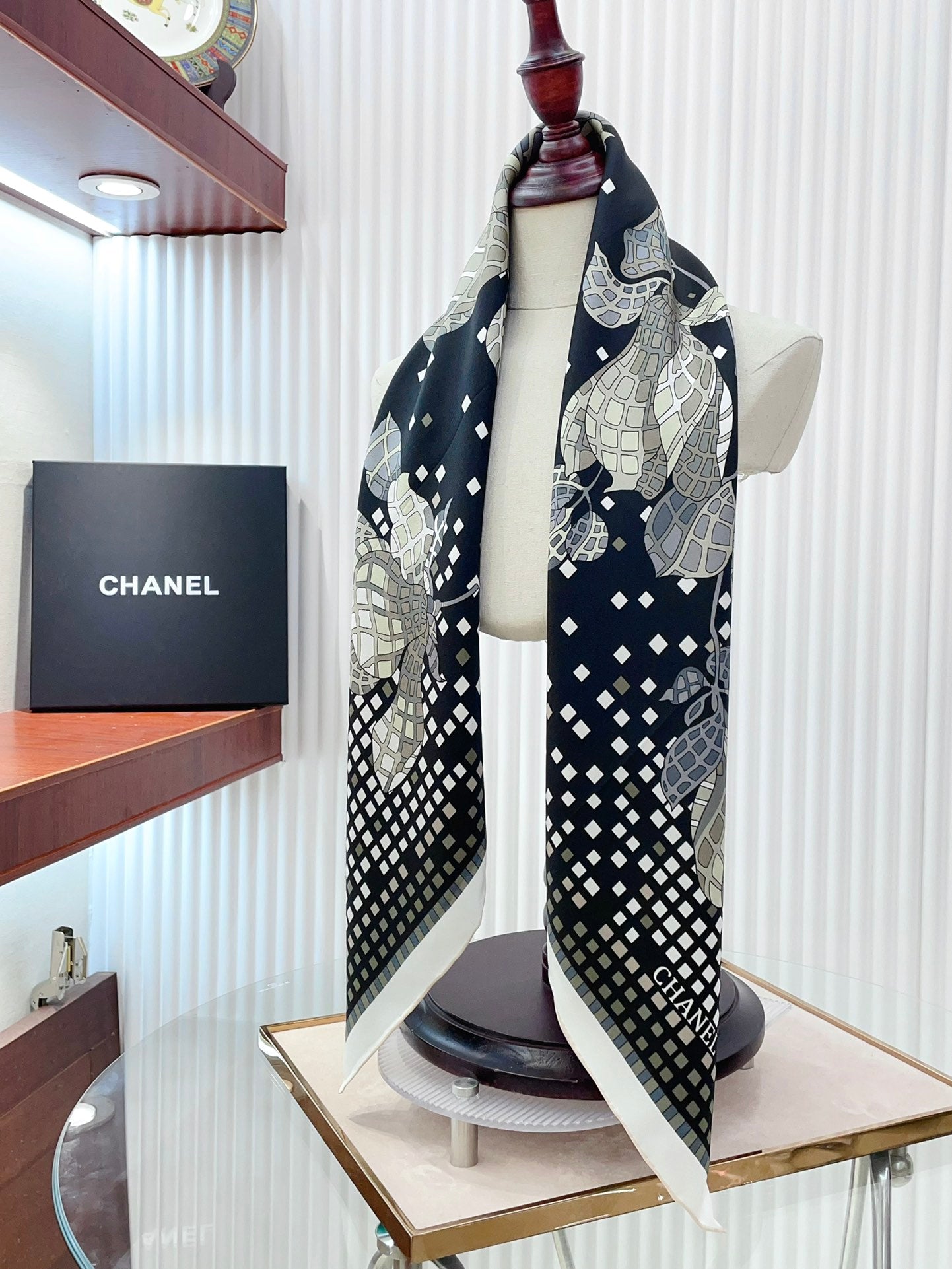 CC Square Scarf 90 CM In Black Camellia Silk Twill  193837