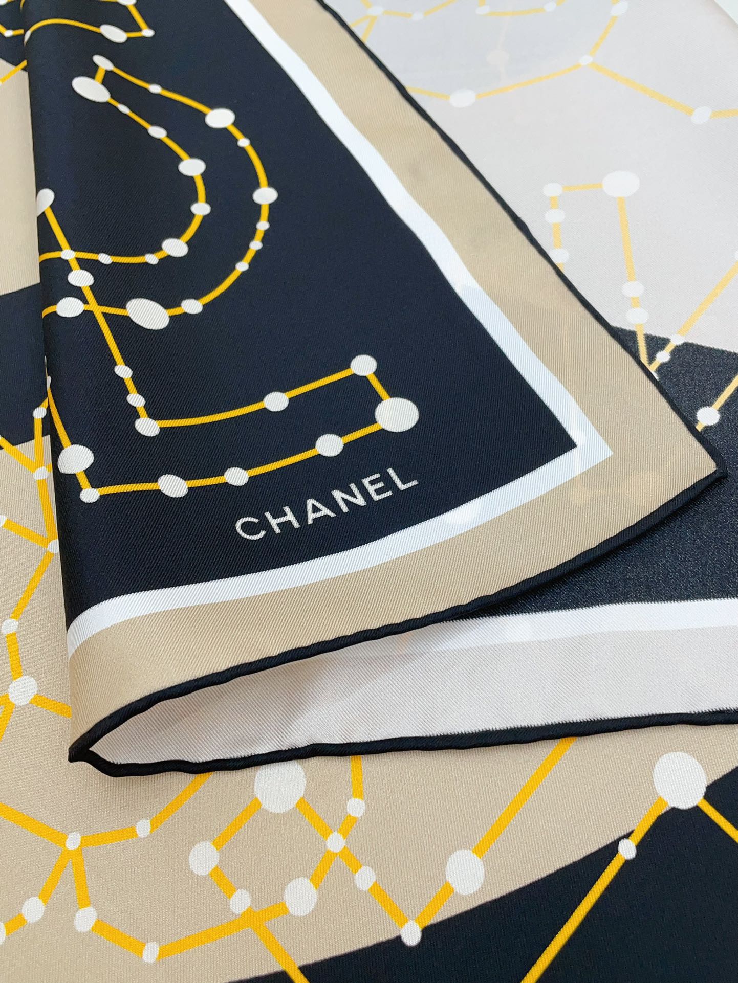 CC Square Scarf 90 CM In Black Mix Beige Silk Twill  206457