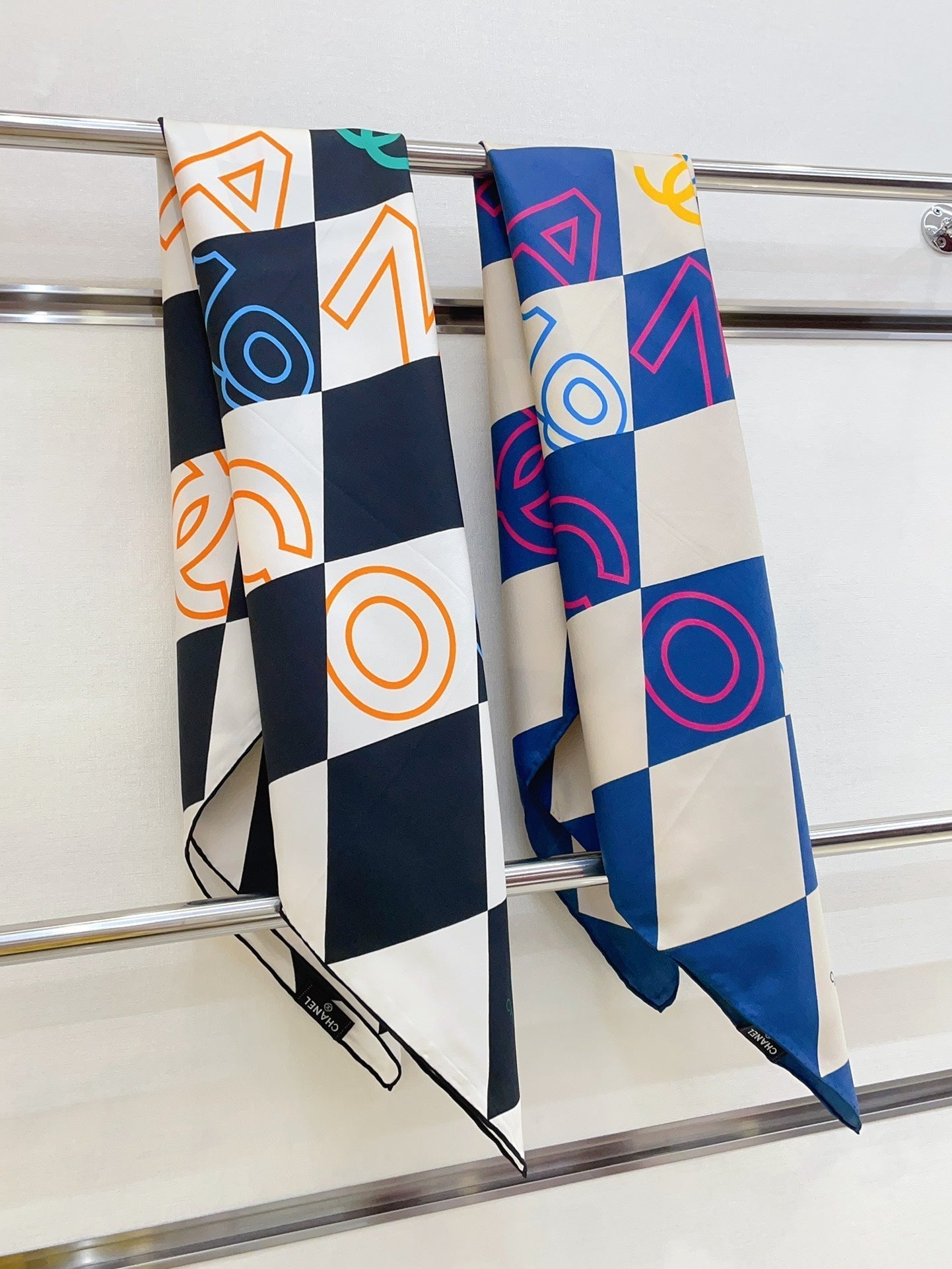 CC Square Scarf 90 CM In Colorful Silk Twill  208575