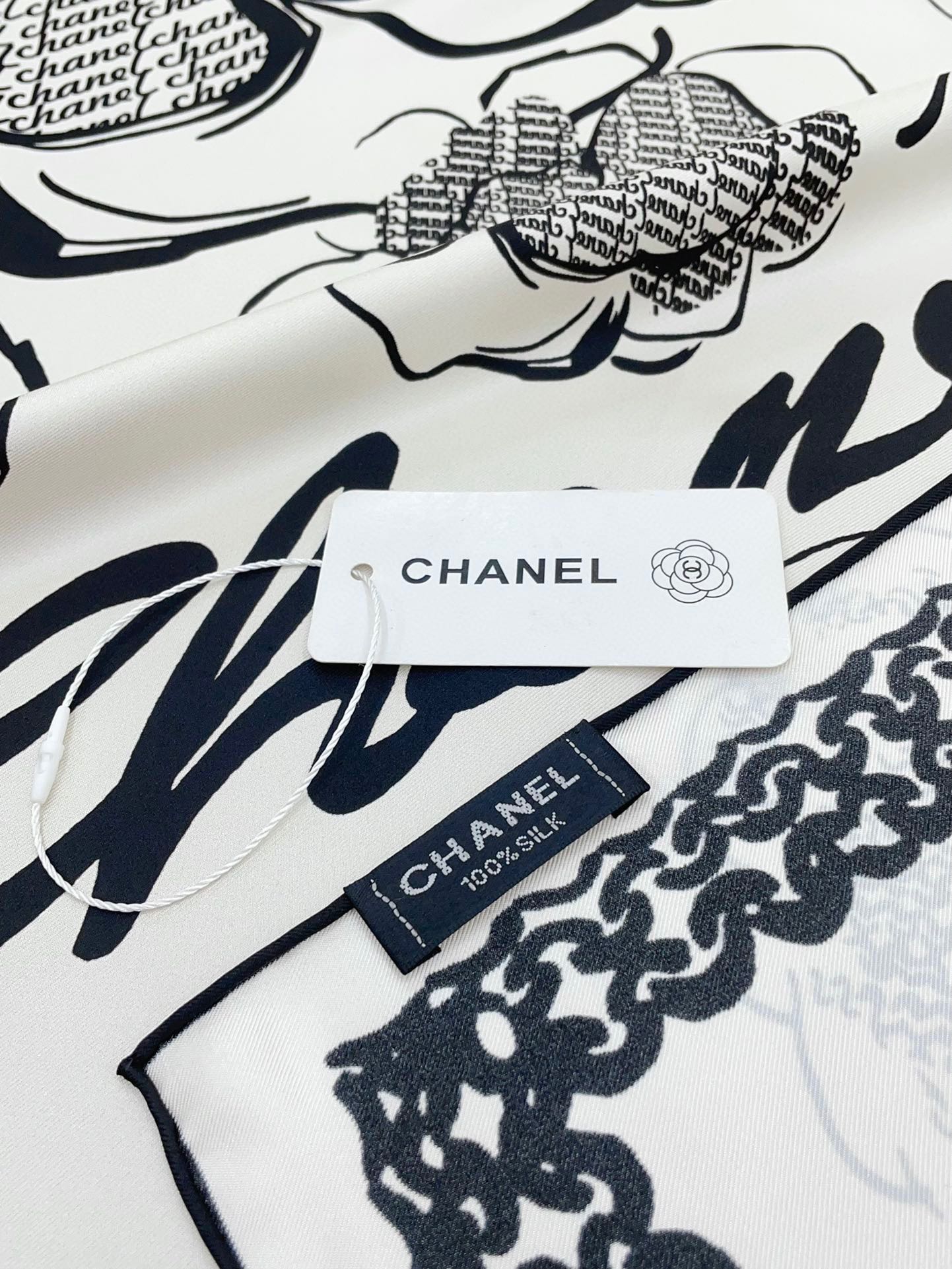 CC Square Scarf 90 CM In White Black Silk Twill  271782