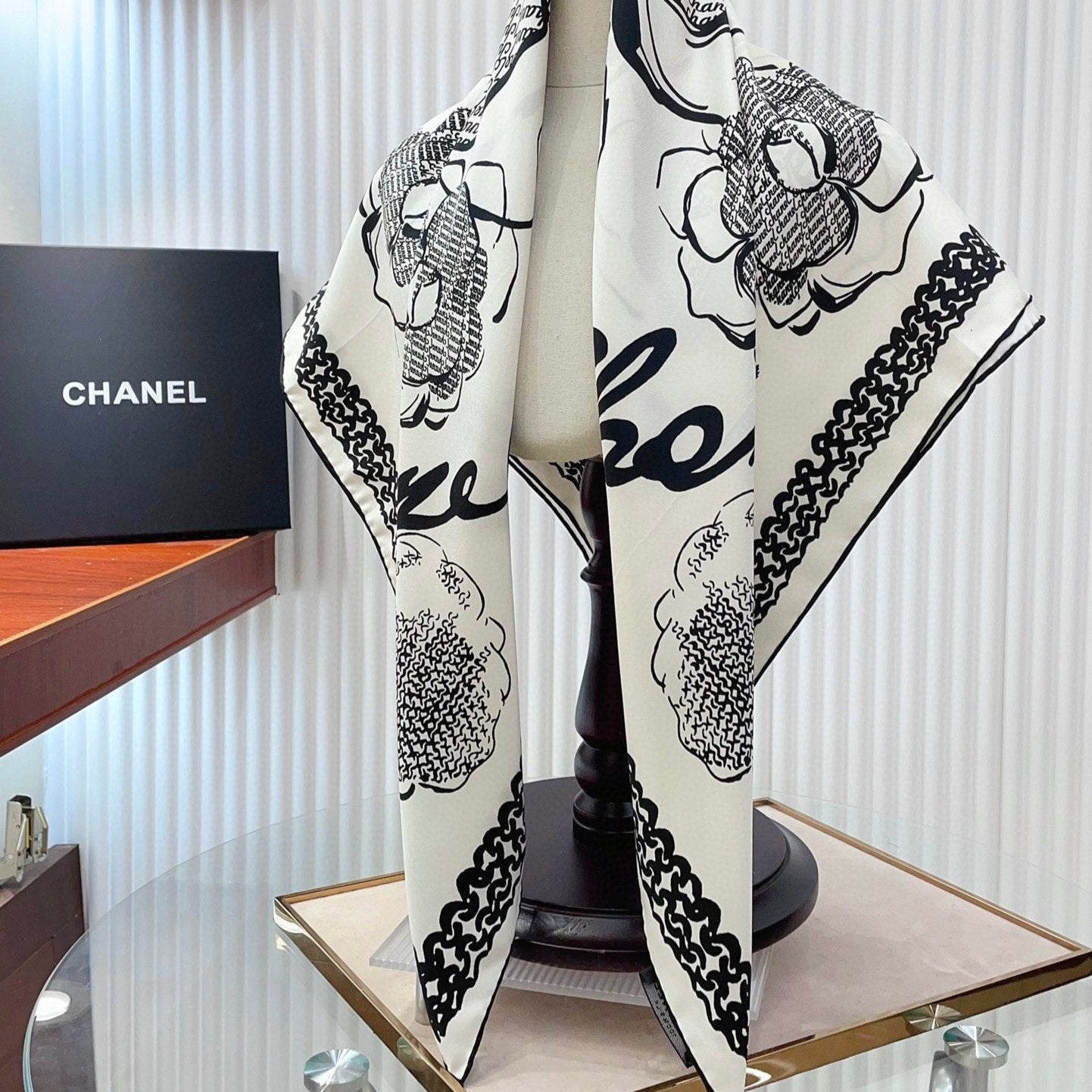 CC Square Scarf 90 CM In White Black Silk Twill  271782