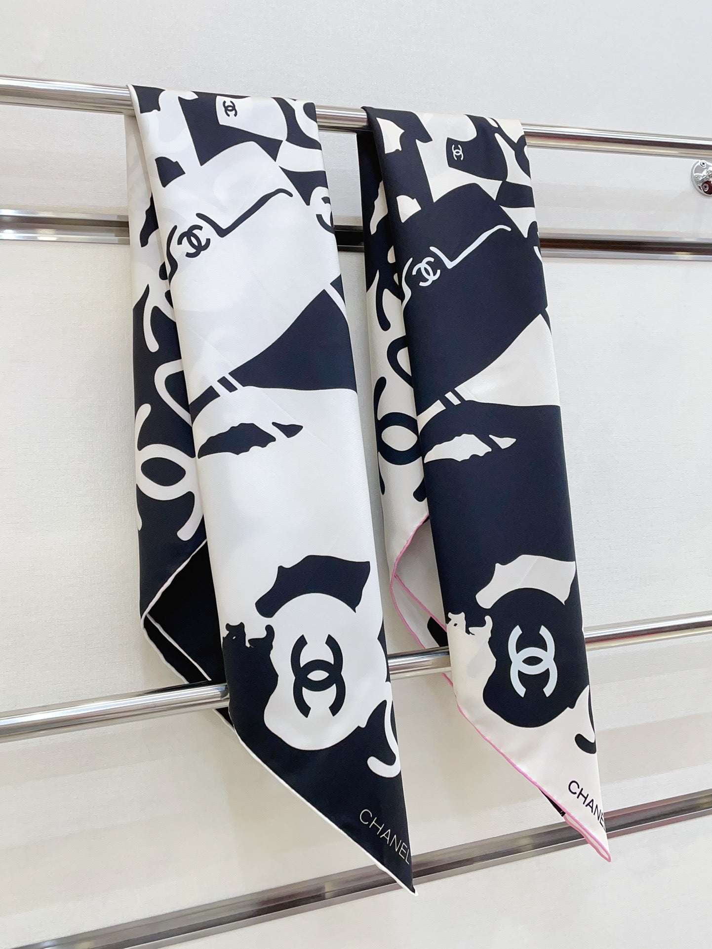 CC Square Scarf 90 CM In White Mix Black Silk  305180