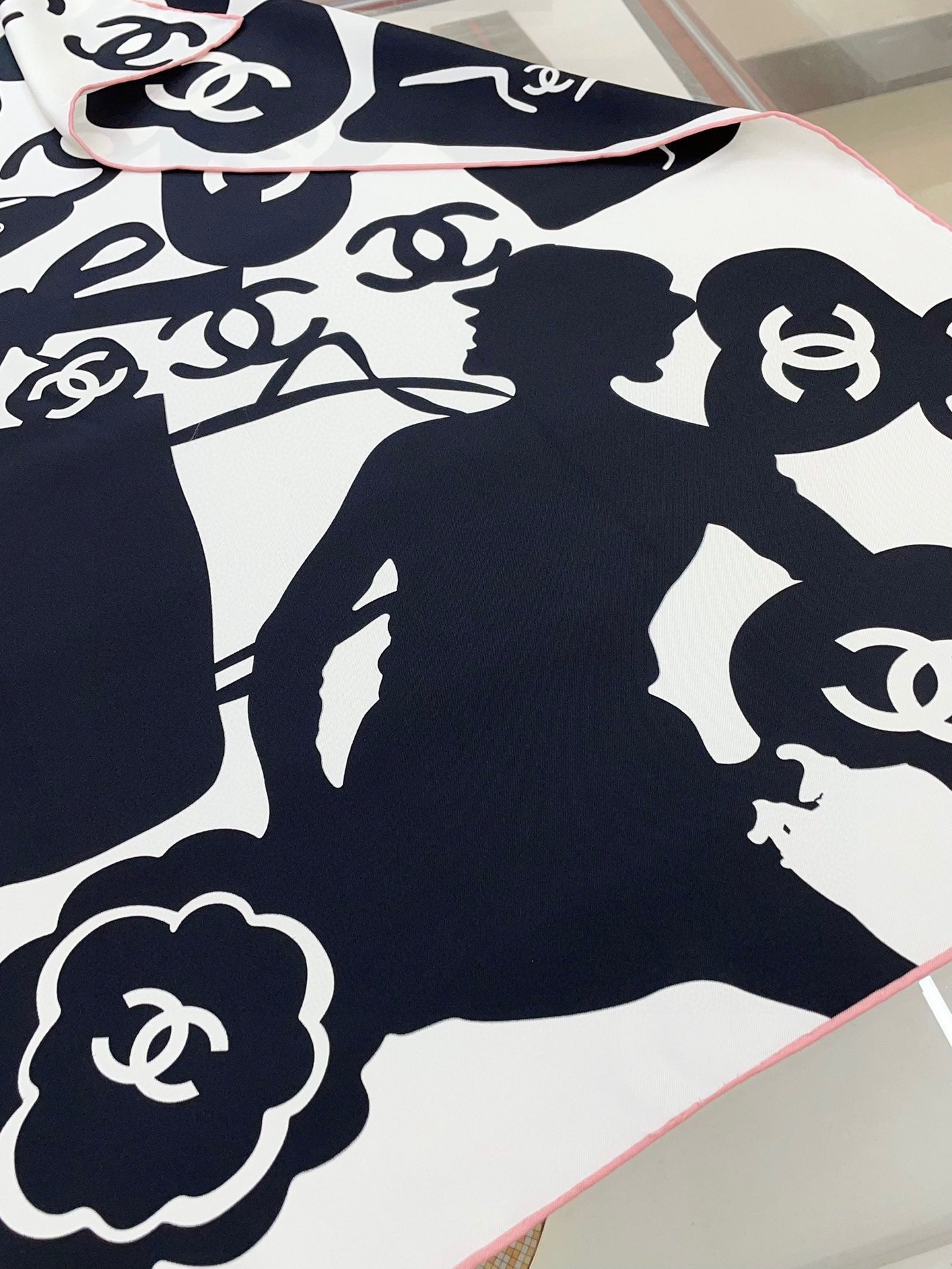 CC Square Scarf 90 CM In White Mix Black Silk  305180
