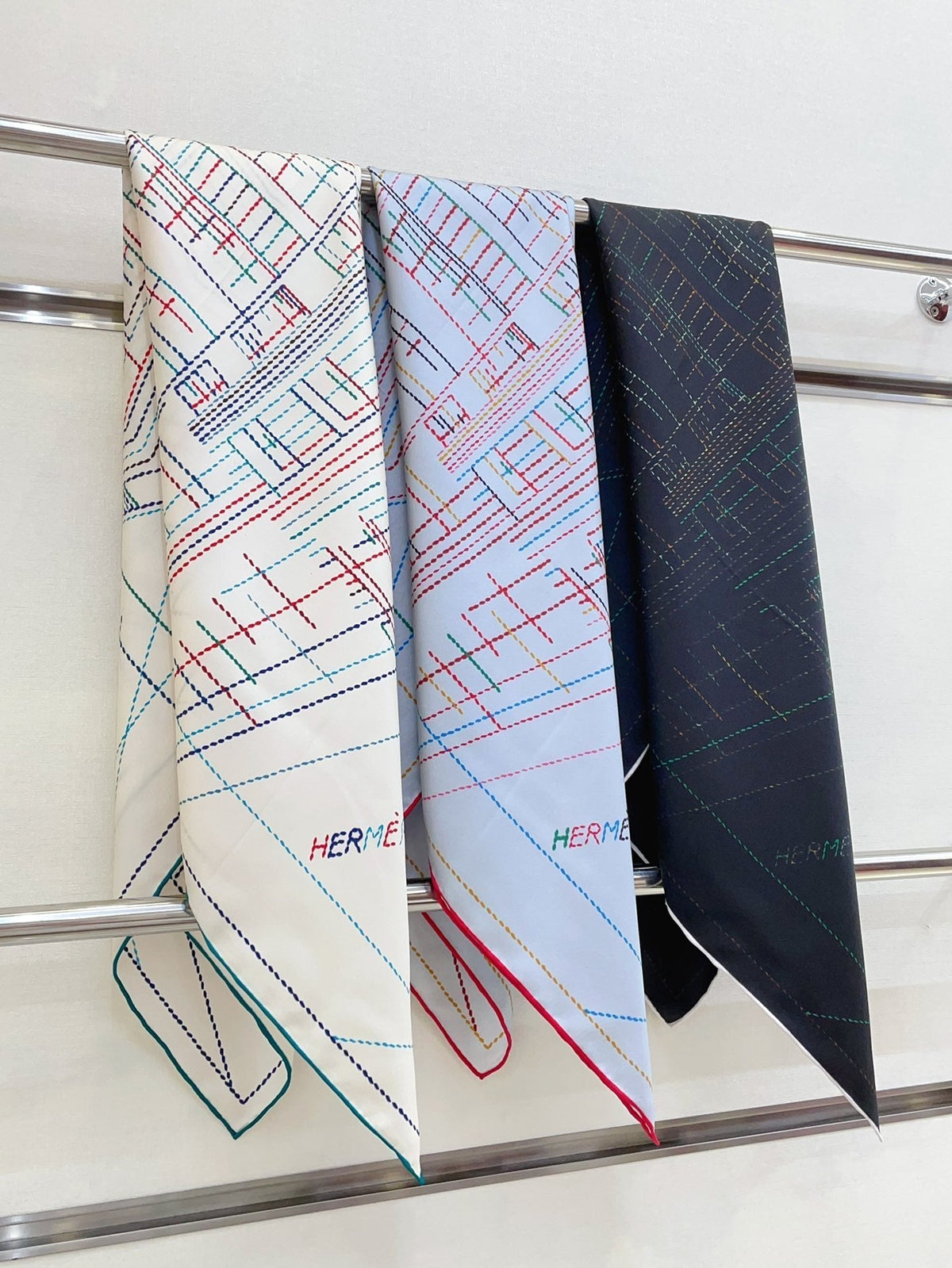 Pique Sellier Shawl 90 CM In Grey White Colorful Silk Twill 312869