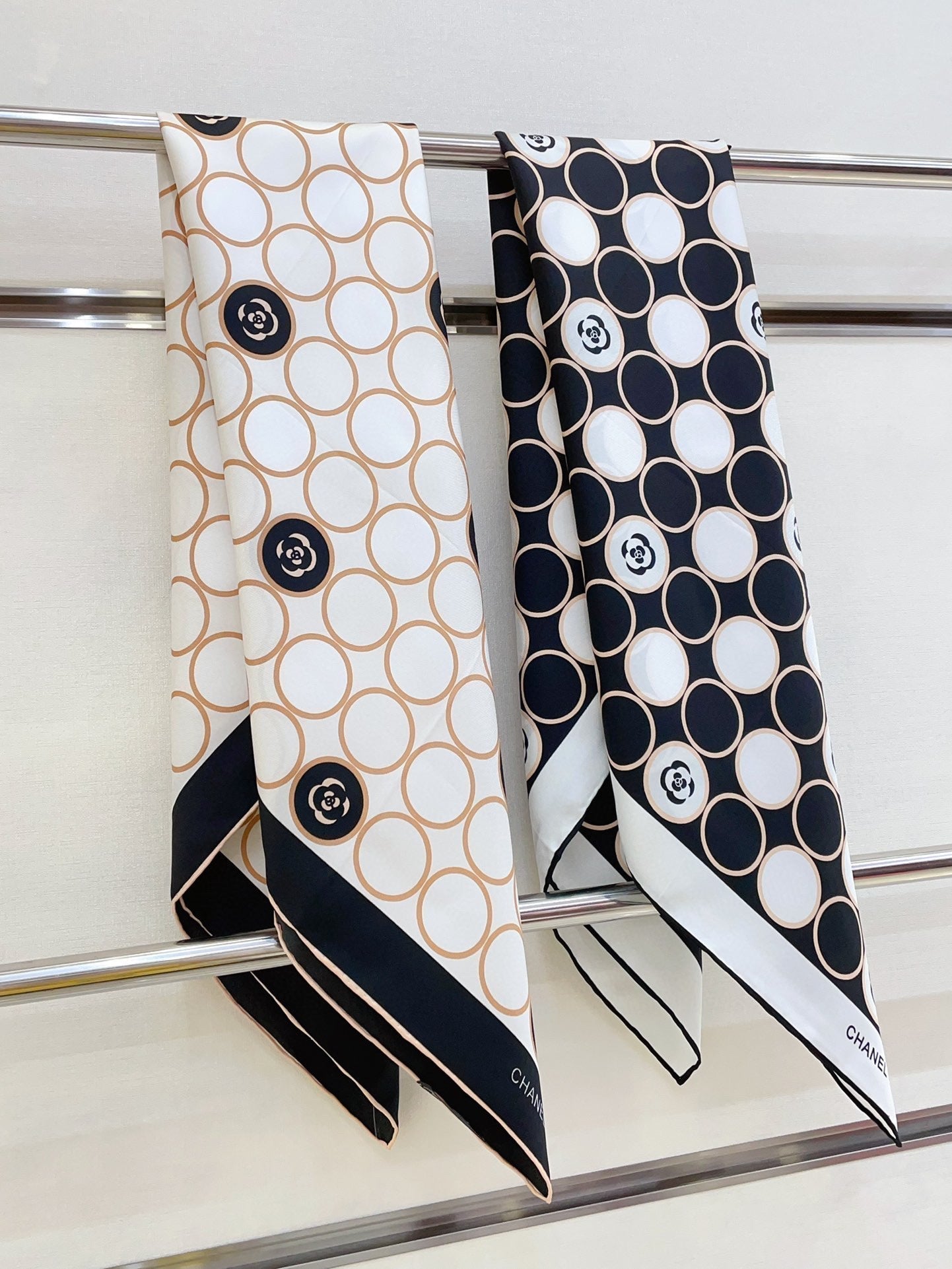 CC Square Scarf 90 CM In Black Mix White Silk Twill  350415