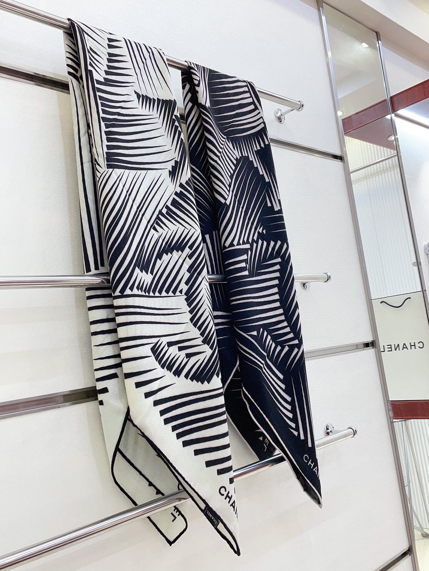 CC Square Scarf 140 CM In White Black Cashmere Mix Silk 382616