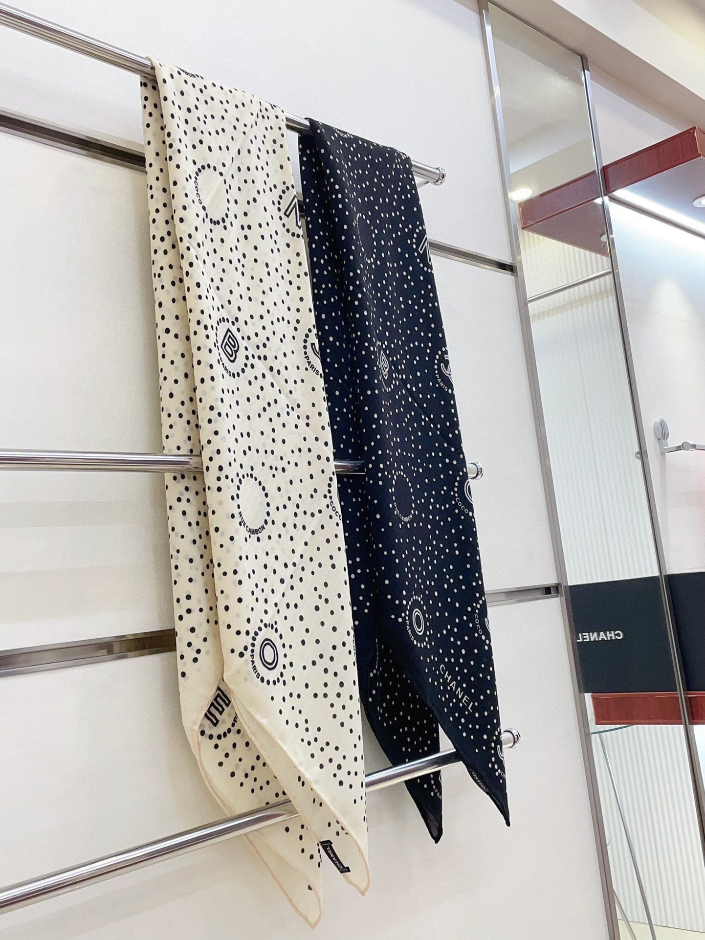 CC Square Scarf 140 CM In White Mix Black Cashmere And Silk  398279