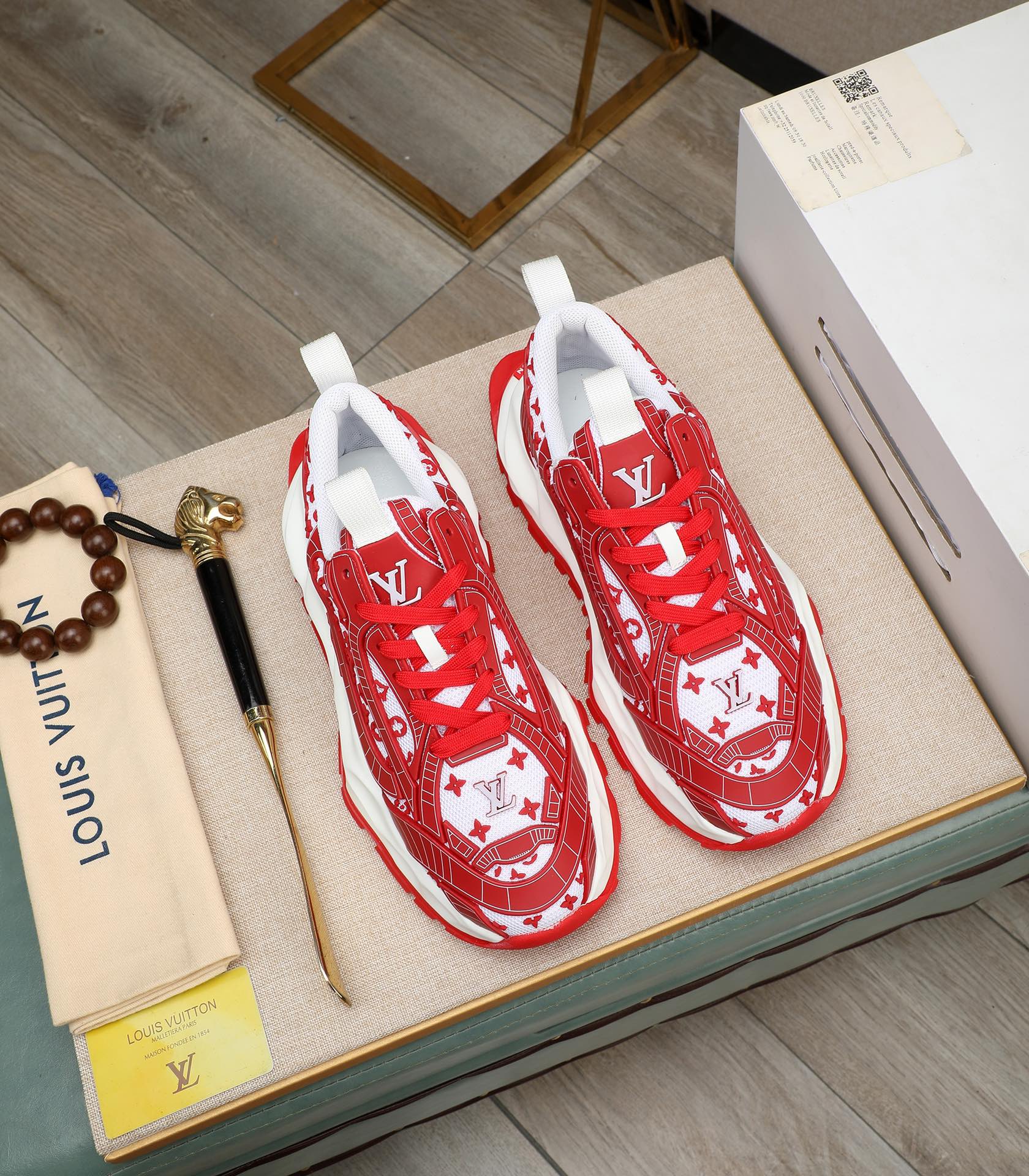 LV TRAINER WHITE MIX RED CALFSKIN AND BREATHABLE MESH