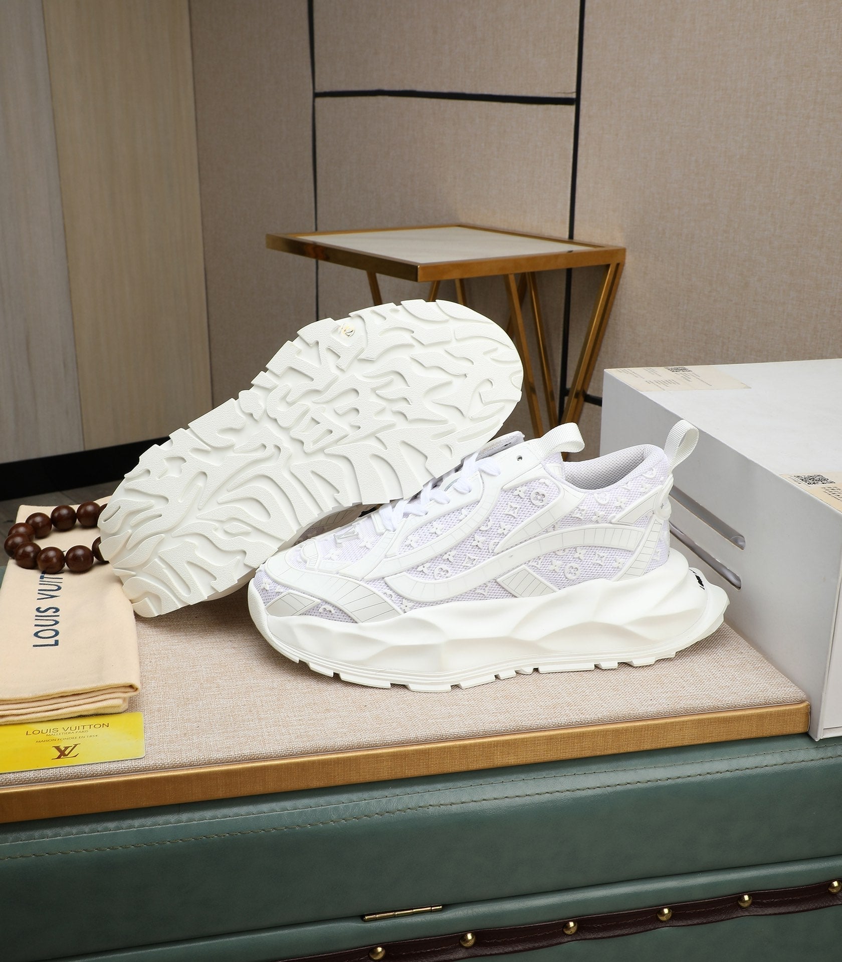 LV TRAINER IN WHITE CALFSKIN AND BREATHABLE MESH