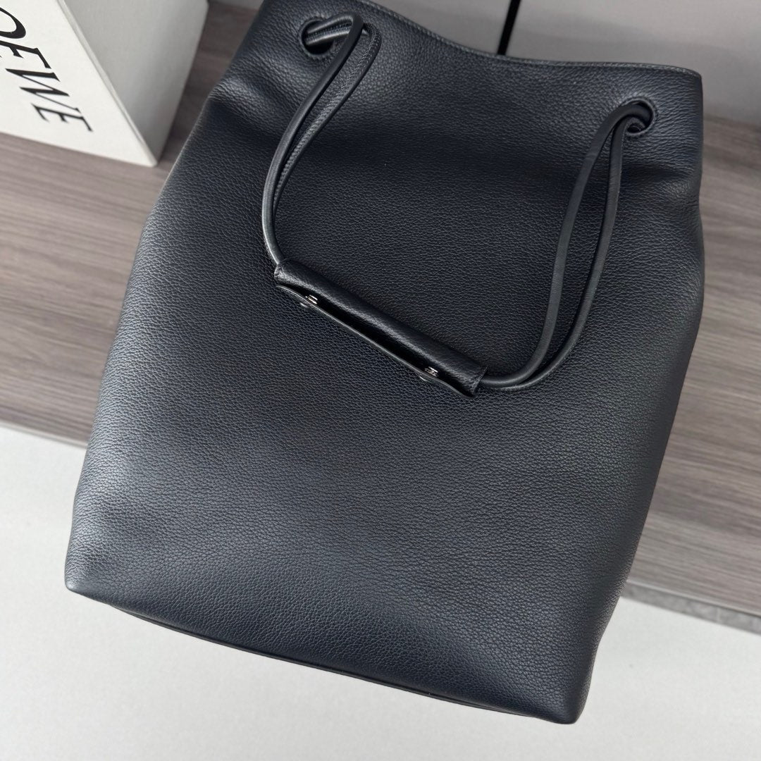 Loewe Pebble Hobo Bag 28 Black Calfskin 280590