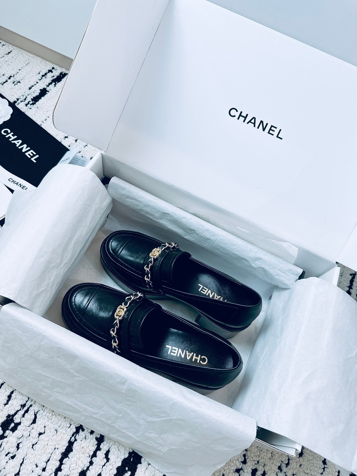 CC Moccasins 55mm In Black Glossy Lambskin With Chain 144477