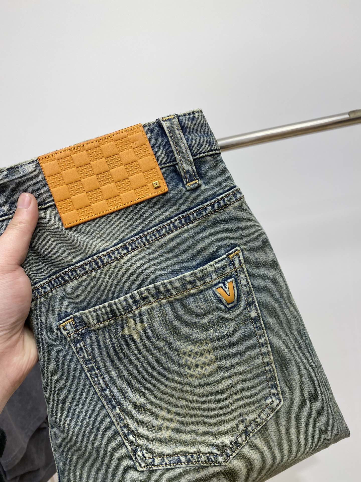 LV STRAIGHT LEG JEANS 239597